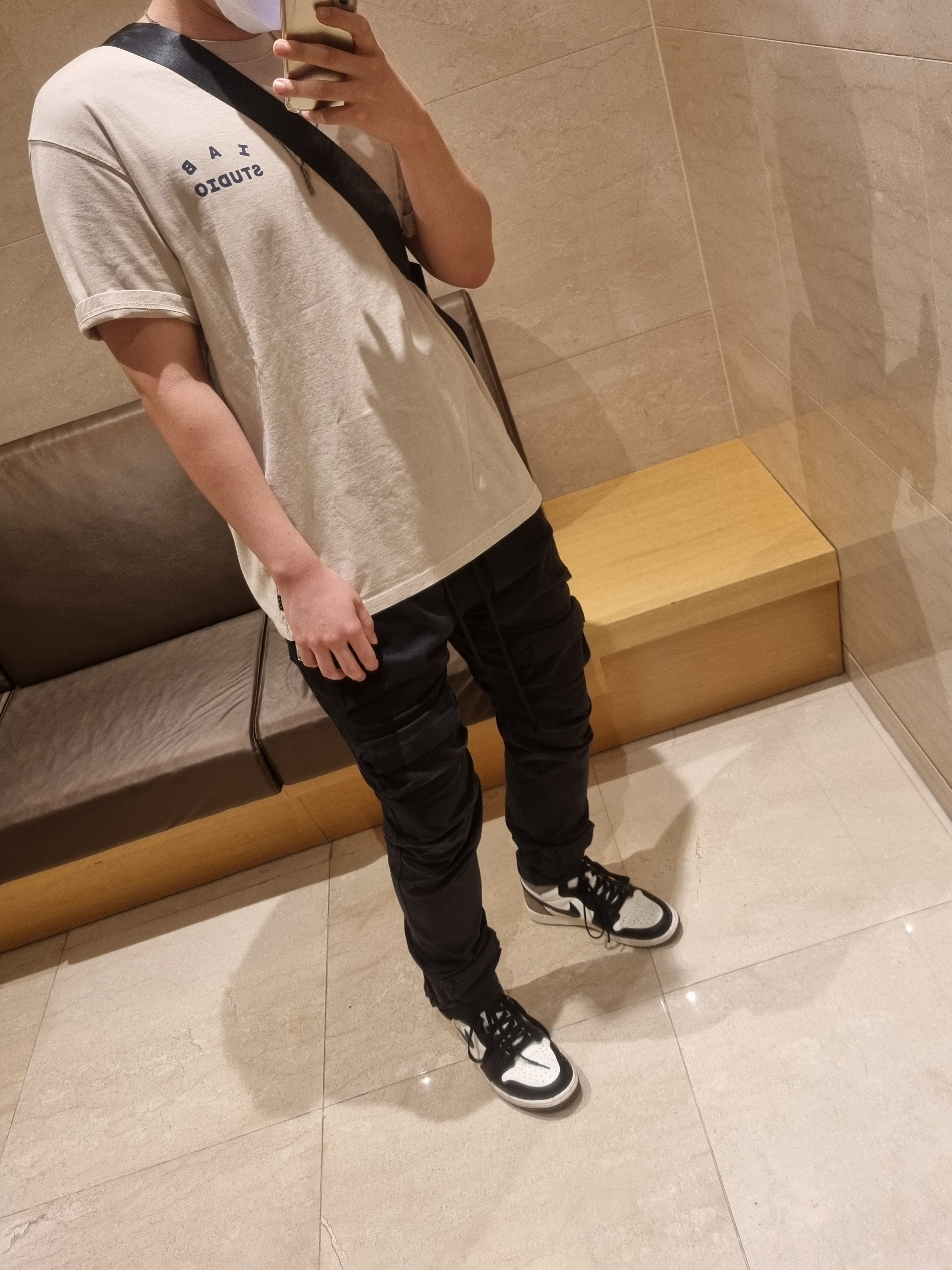 IAB Studio Pigment T-Shirt Oatmeal, Jordan 1 Retro High OG Black Mocha 착용 스타일
