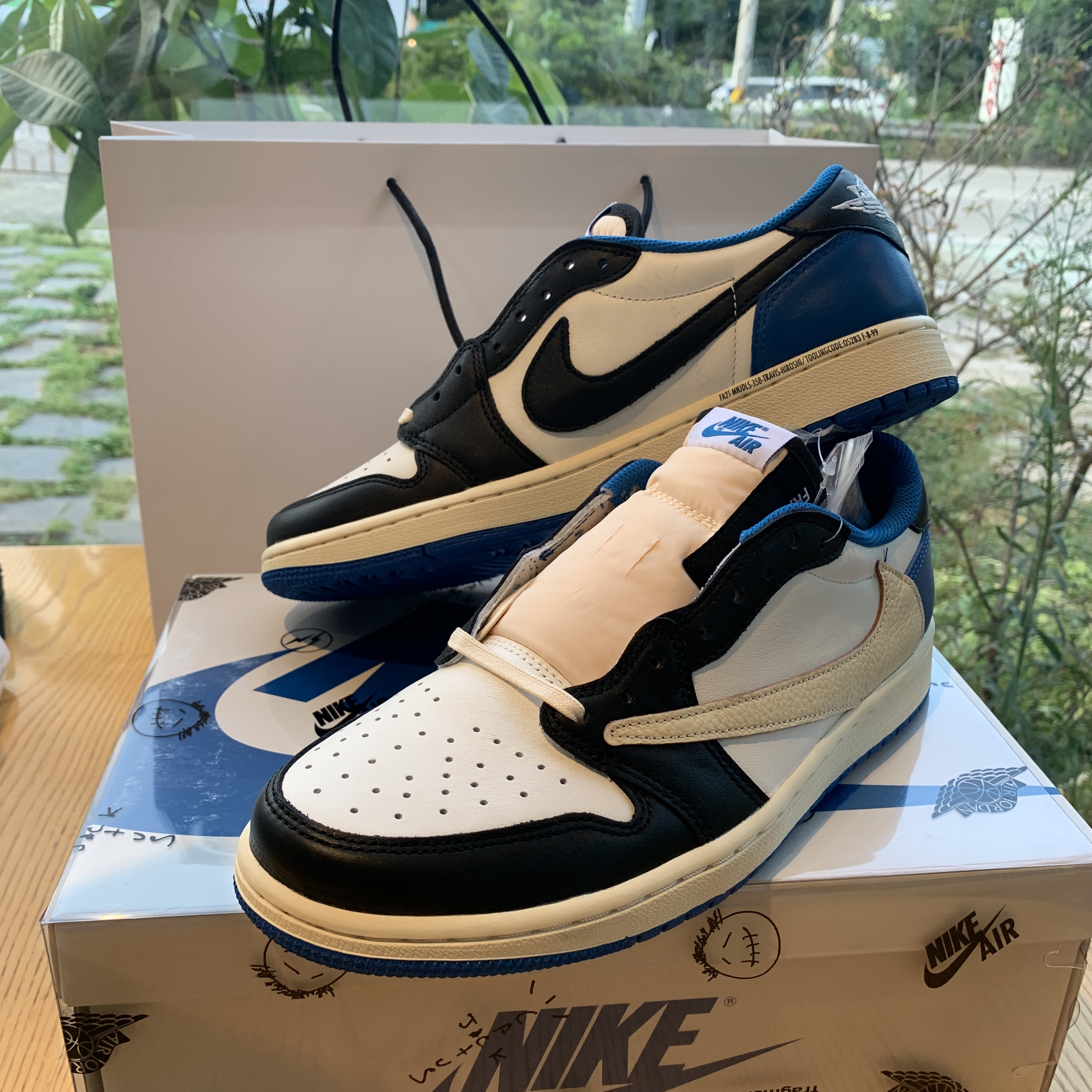 Jordan 1 x Travis Scott x Fragment Retro Low OG SP Military Blue 착용 스타일 - 2