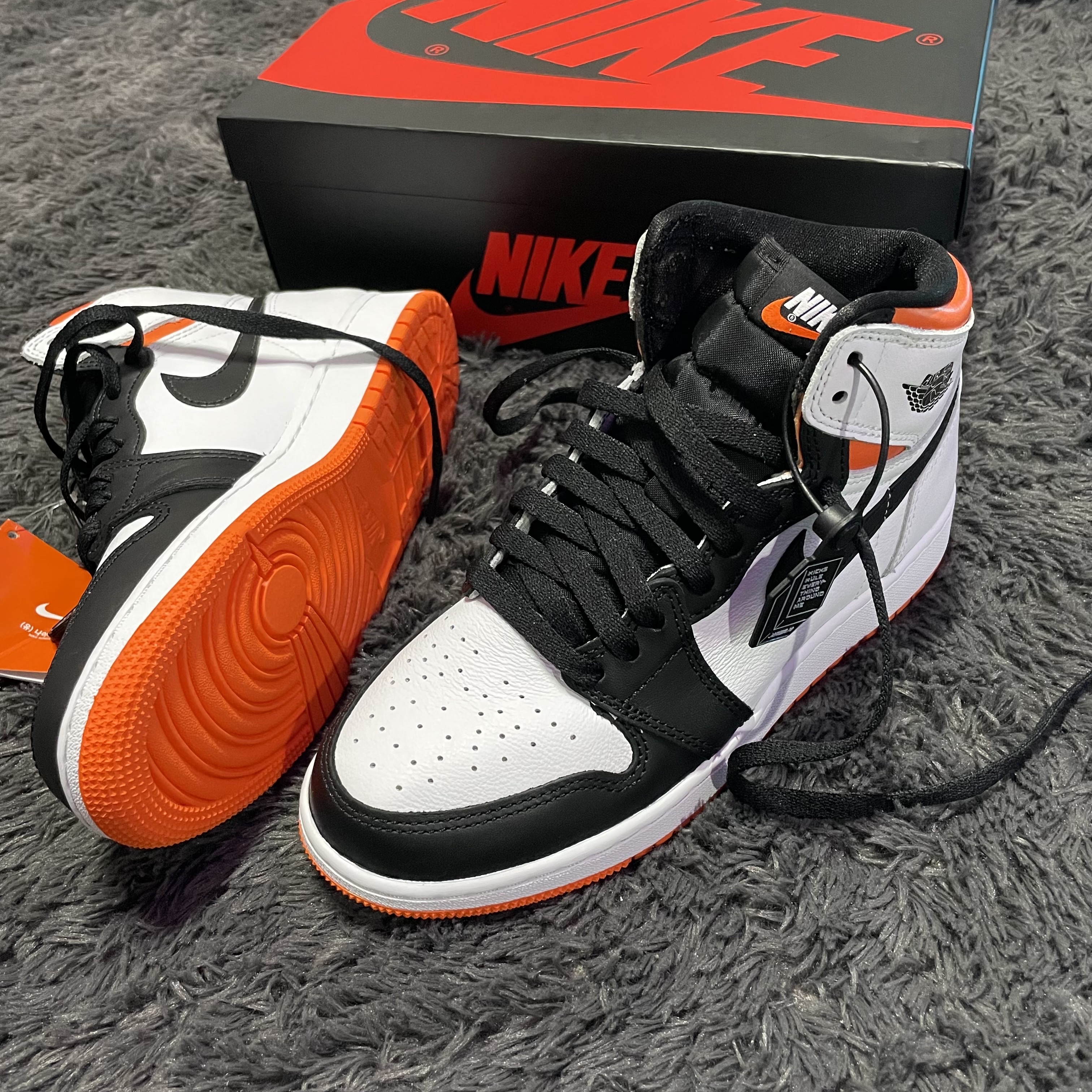 Jordan 1 Retro High OG Electro Orange, (GS) Jordan 1 Retro High OG Electro Orange 착용 스타일 - 2