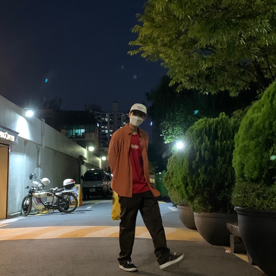 Supreme Bandana Box Logo T-Shirt Red - 19FW, Nike Air Force 1 Low Colin Kaepernick 착용 스타일