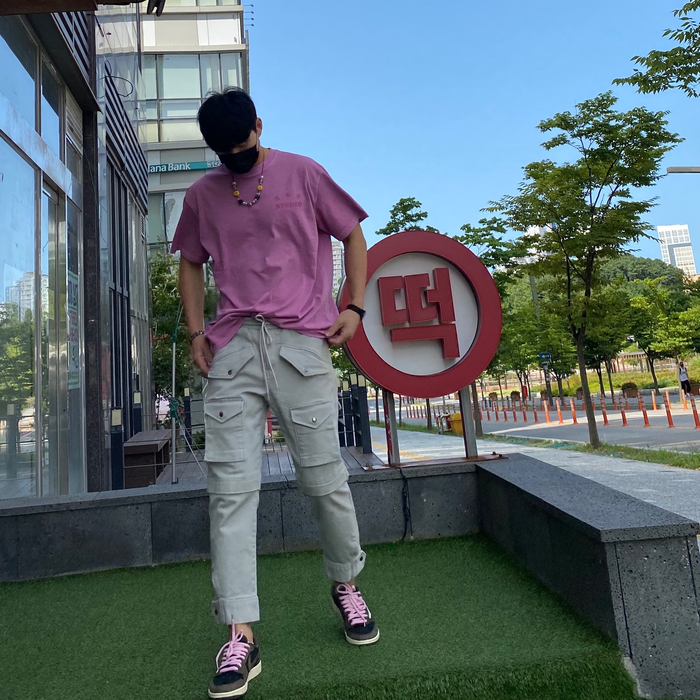 Jordan 1 x Travis Scott Retro Low OG SP Mocha, IAB Studio Pigment T-Shirt Magenta 착용 스타일 - 1