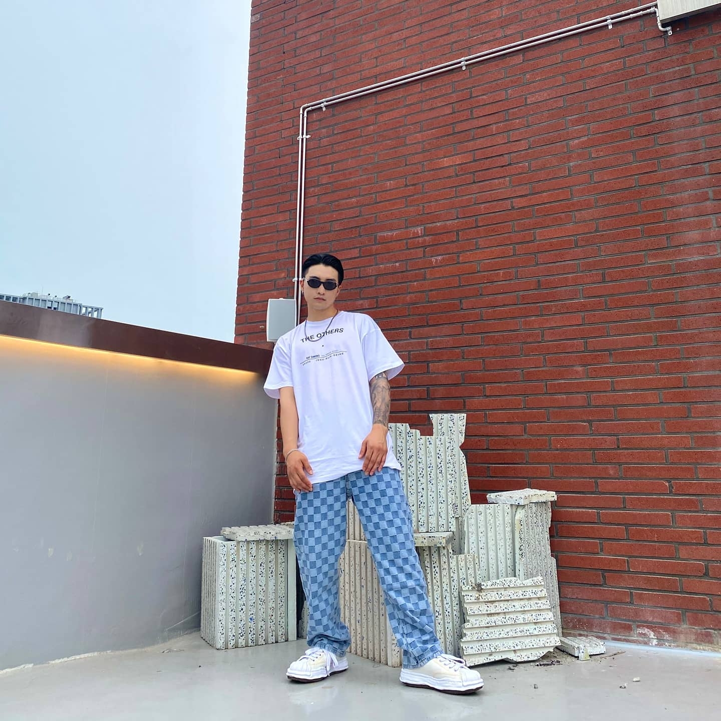 Maison Mihara Yasuhiro Blakey OG Sole Canvas Low-top Sneakers White 착용 스타일 - 1