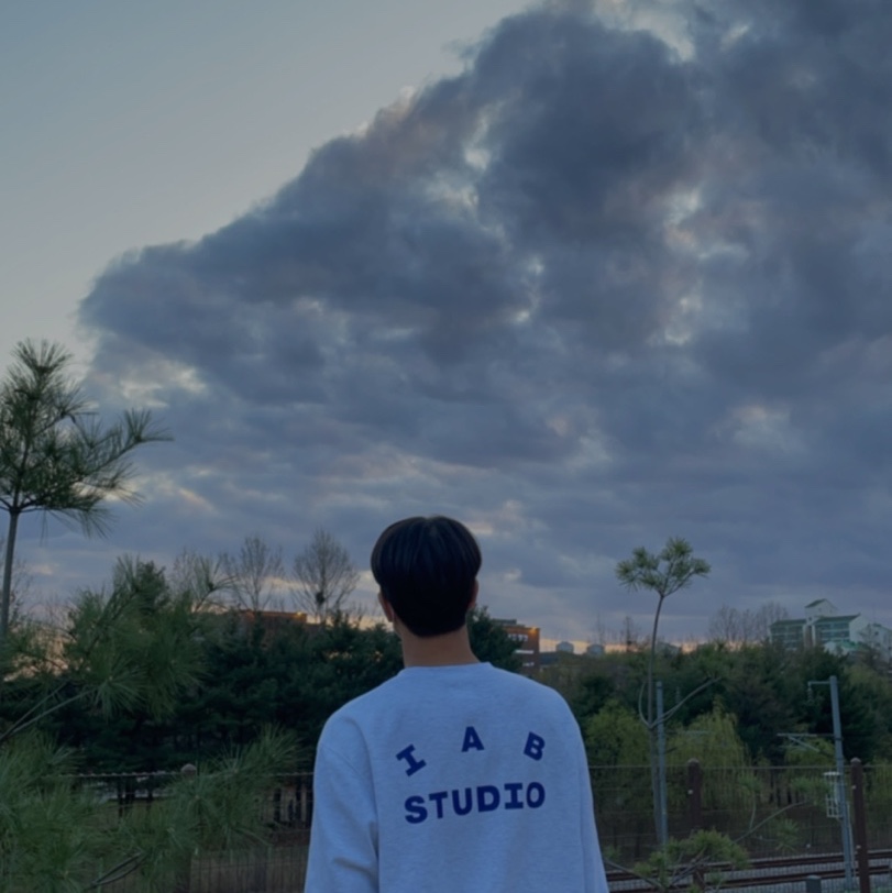 IAB Studio Long Sleeve Light Gray 착용 스타일