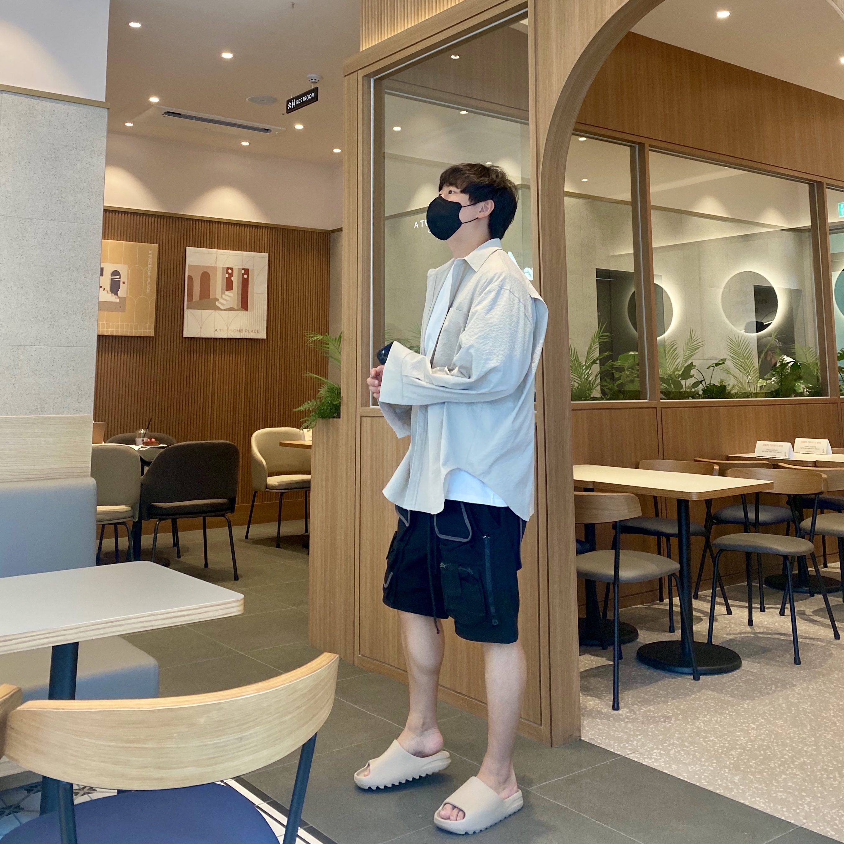 Adidas Yeezy Slide Pure 착용 스타일 - 2