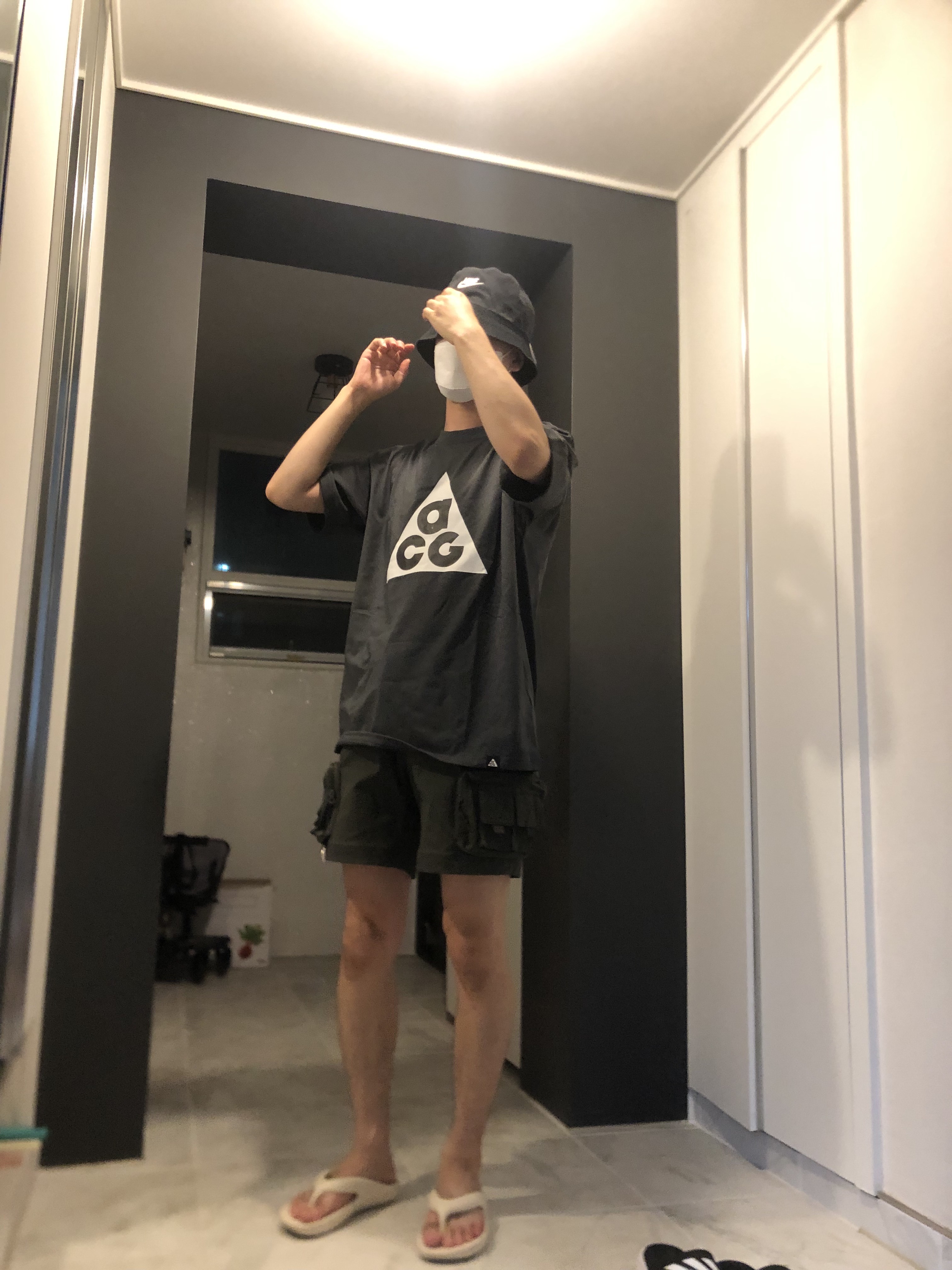 Nike ACG Short Sleeve T-Shirt Dark Smoke Grey - US/EU, Nike ACG Cargo Shorts Black - Asia 착용 스타일