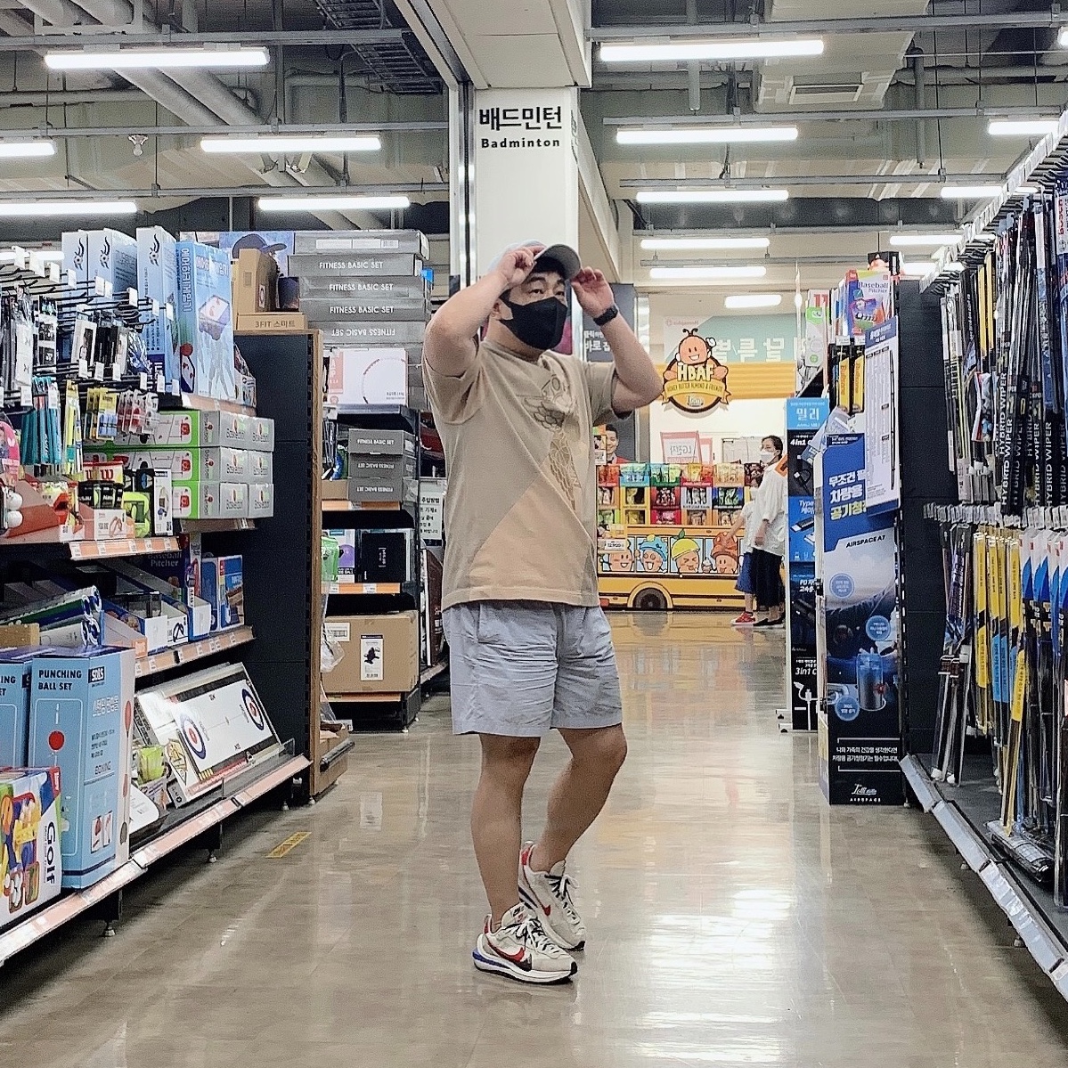 Nike x Sacai VaporWaffle Royal Fuchsia, Jordan x Travis Scott S/S Top - Asia 착용 스타일