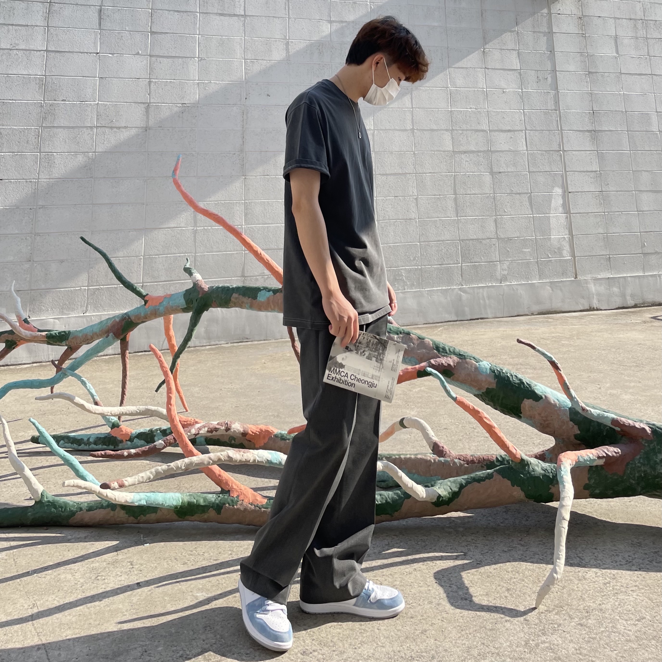 Jordan 1 Retro High OG Hyper Royal, IAB Studio Pigment T-Shirt Black 착용 스타일