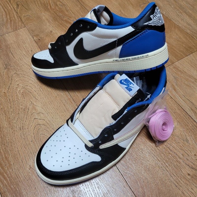 Jordan 1 x Travis Scott x Fragment Retro Low OG SP Military Blue 착용 스타일 - 3