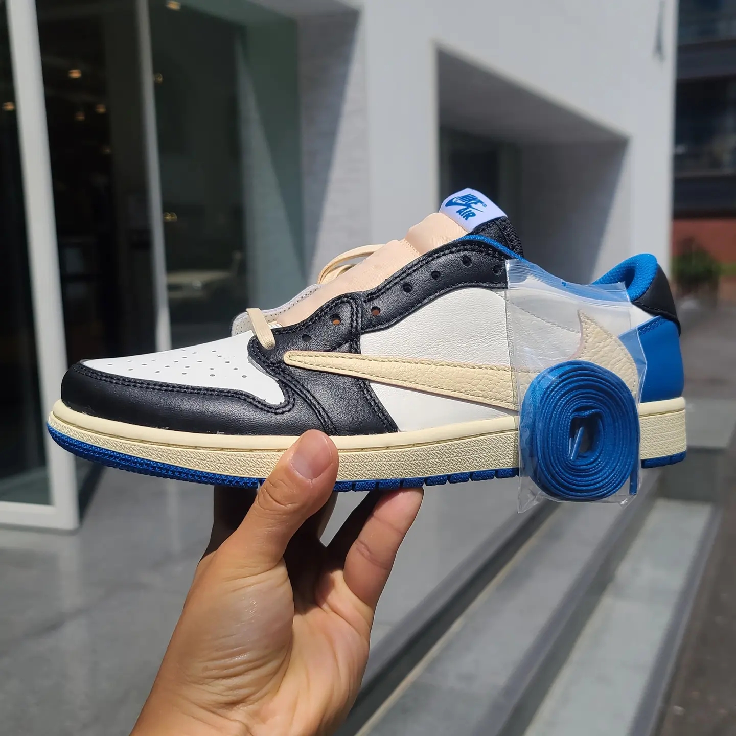 Jordan 1 x Travis Scott x Fragment Retro Low OG SP Military Blue 착용 스타일 - 4