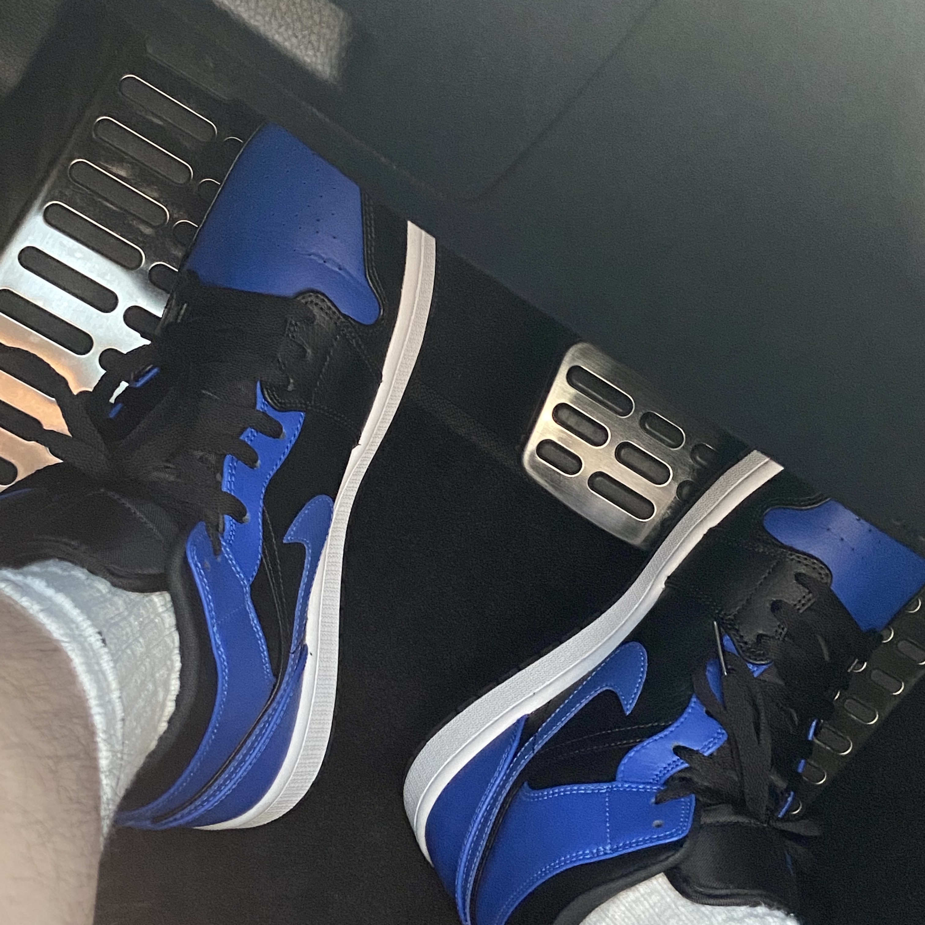 Jordan 1 Mid Black Hyper Royal 착용 스타일