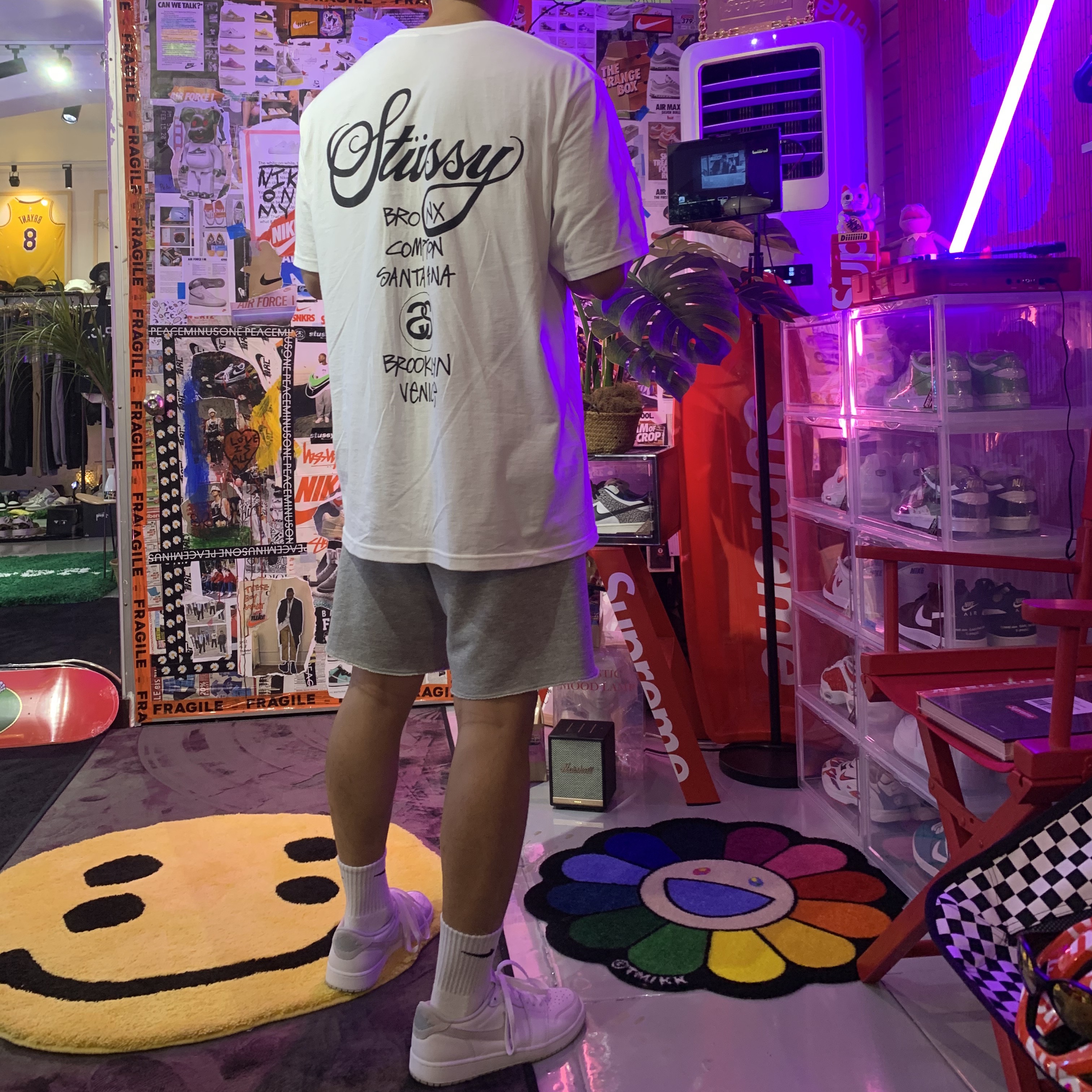 Stussy World Tour T-Shirt White, Jordan 1 Low OG Neutral Grey 착용 스타일