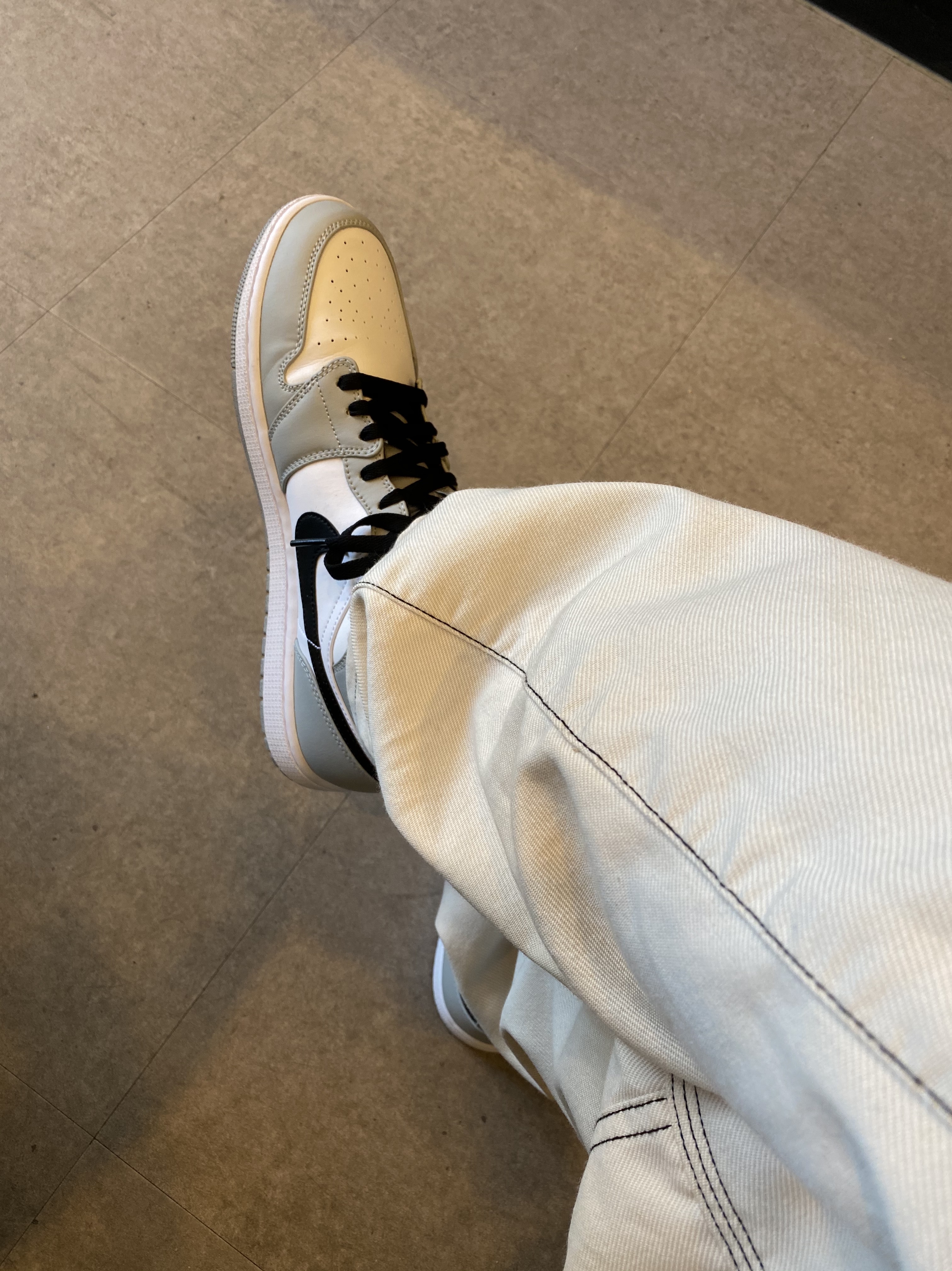Jordan 1 Mid Light Smoke Grey 착용 스타일