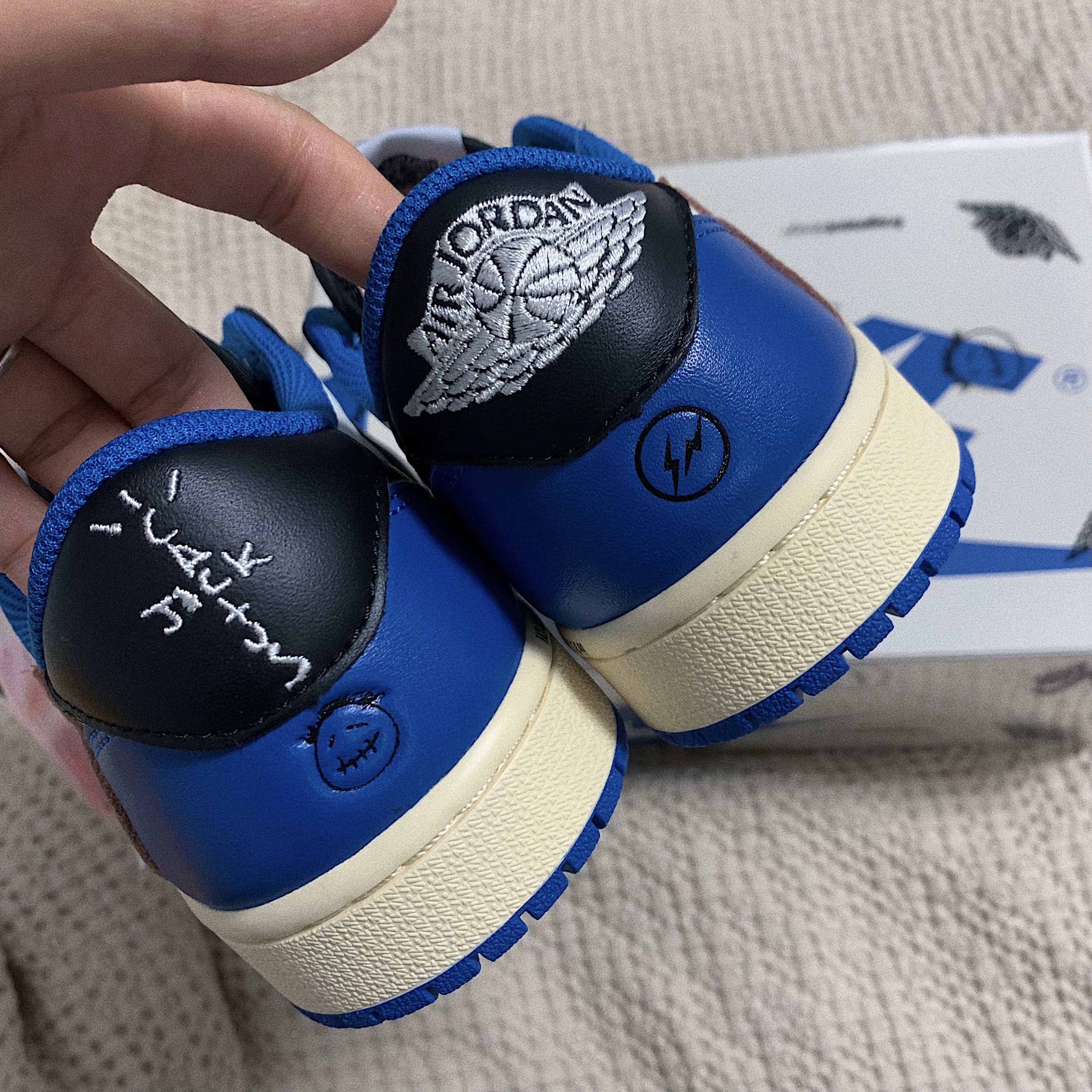 Jordan 1 x Travis Scott x Fragment Retro Low OG SP Military Blue 착용 스타일 - 3