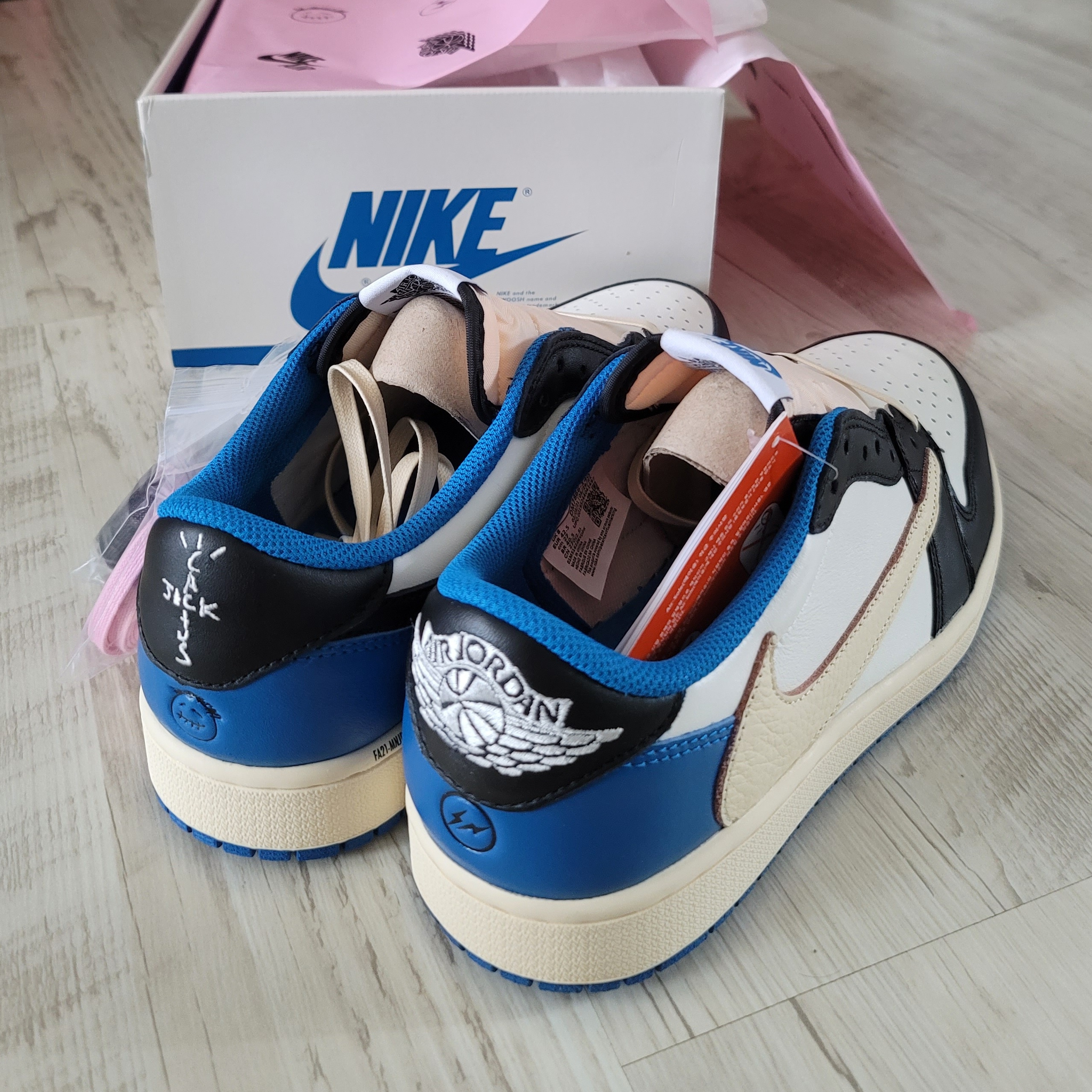Jordan 1 x Travis Scott x Fragment Retro Low OG SP Military Blue 착용 스타일