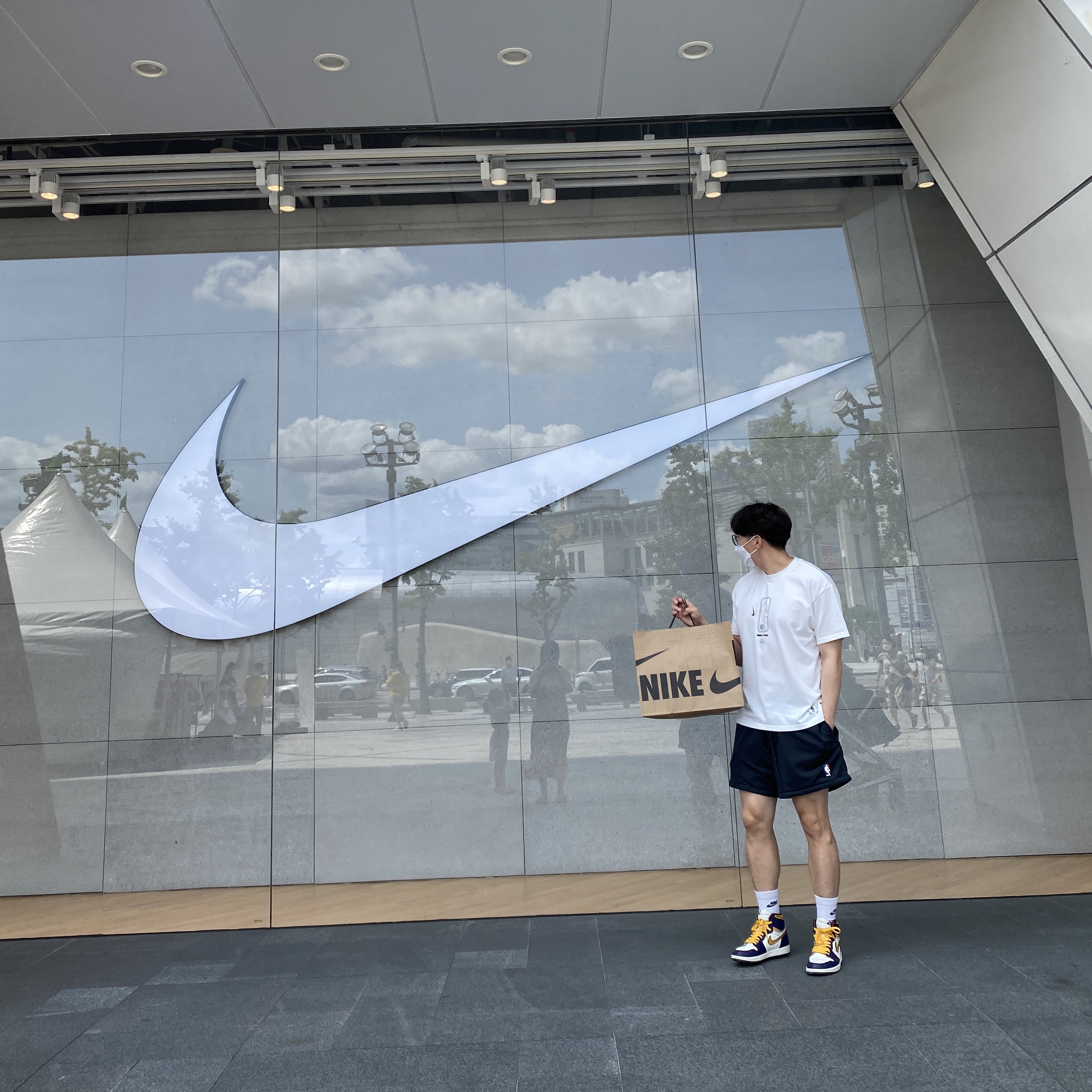 Nike x Fear of God Basketball Shorts Off Noir, Jordan 1 Retro High OG Defiant SB LA to Chicago 착용 스타일