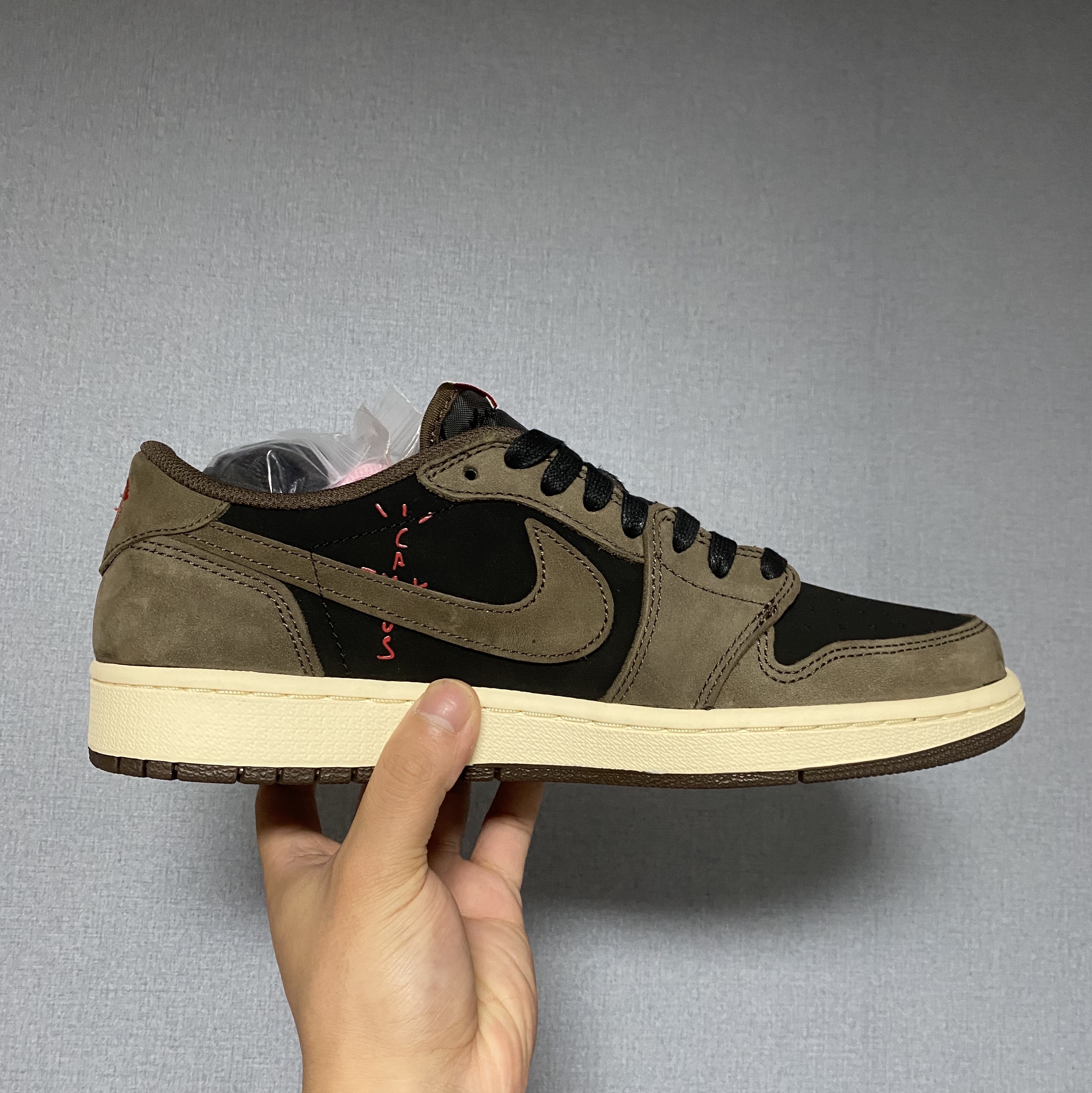 Jordan 1 x Travis Scott Retro Low OG SP Mocha 착용 스타일 - 3