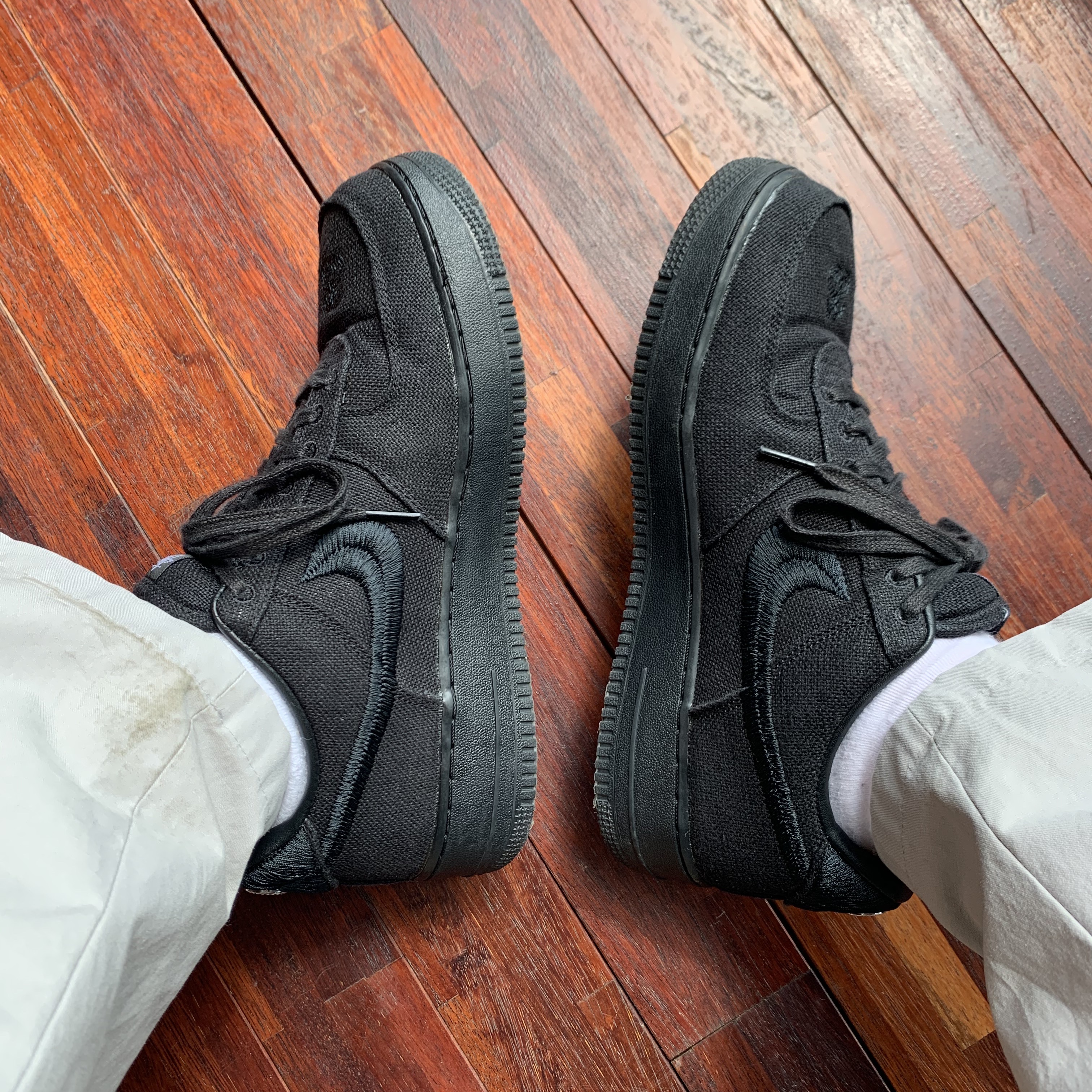 Nike x Stussy Air Force 1 Low Triple Black 착용 스타일 - 2