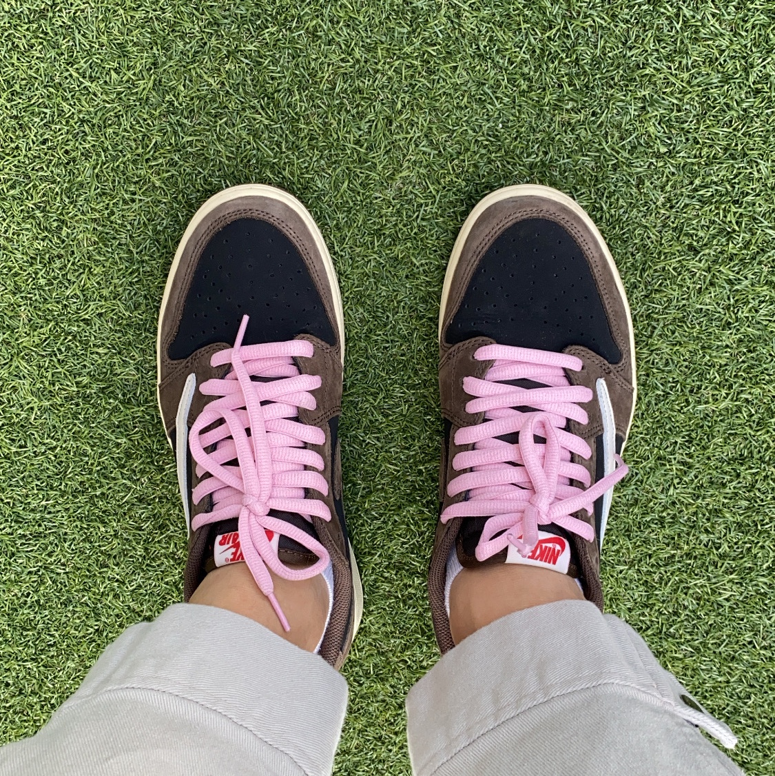 Jordan 1 x Travis Scott Retro Low OG SP Mocha, IAB Studio Pigment T-Shirt Magenta 착용 스타일 - 4