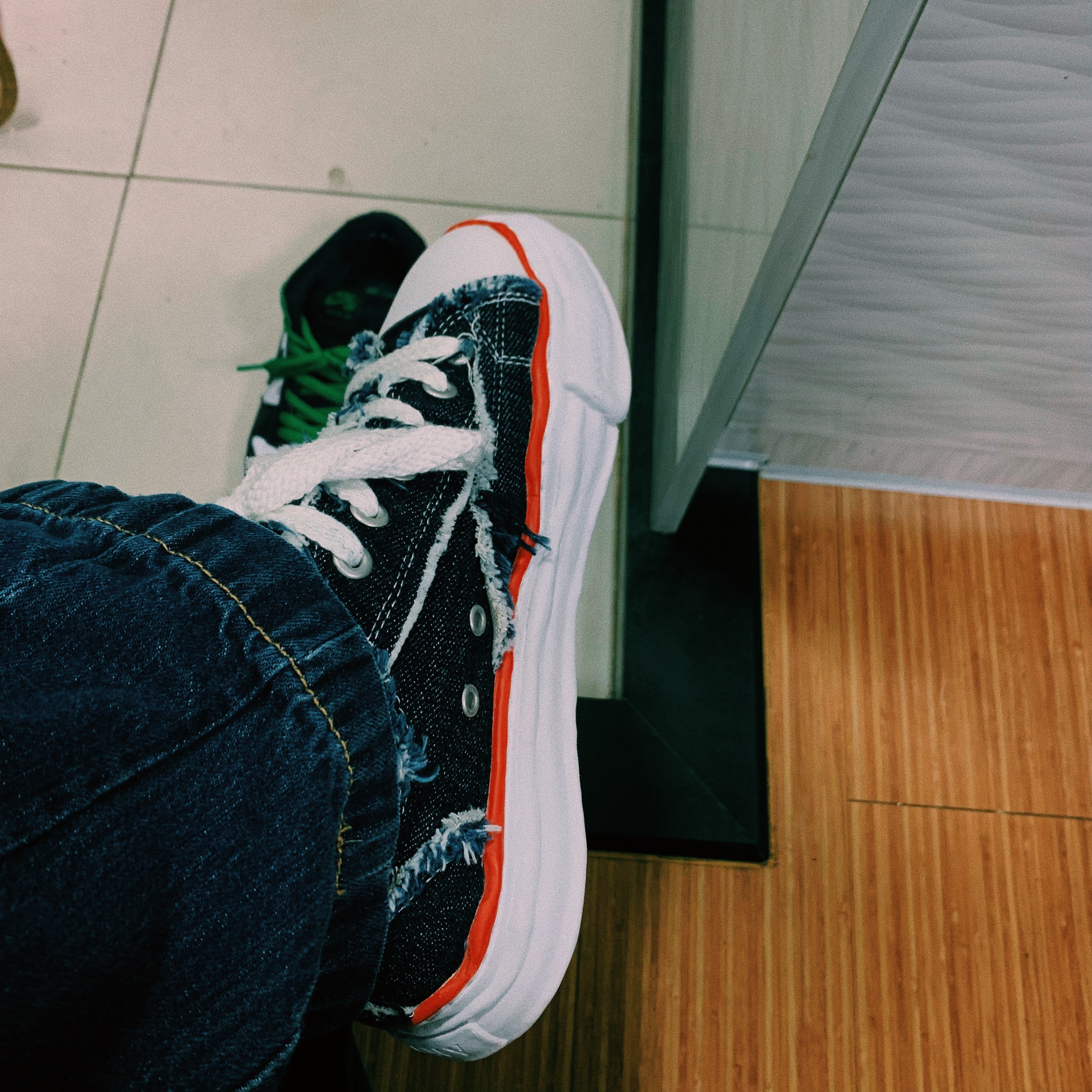Maison Mihara Yasuhiro x Nigel Cabourn Low Cut Sneakers One Wash 12oz Denim, Nike SB Dunk Low Pro Black and Classic Green 착용 스타일 - 4
