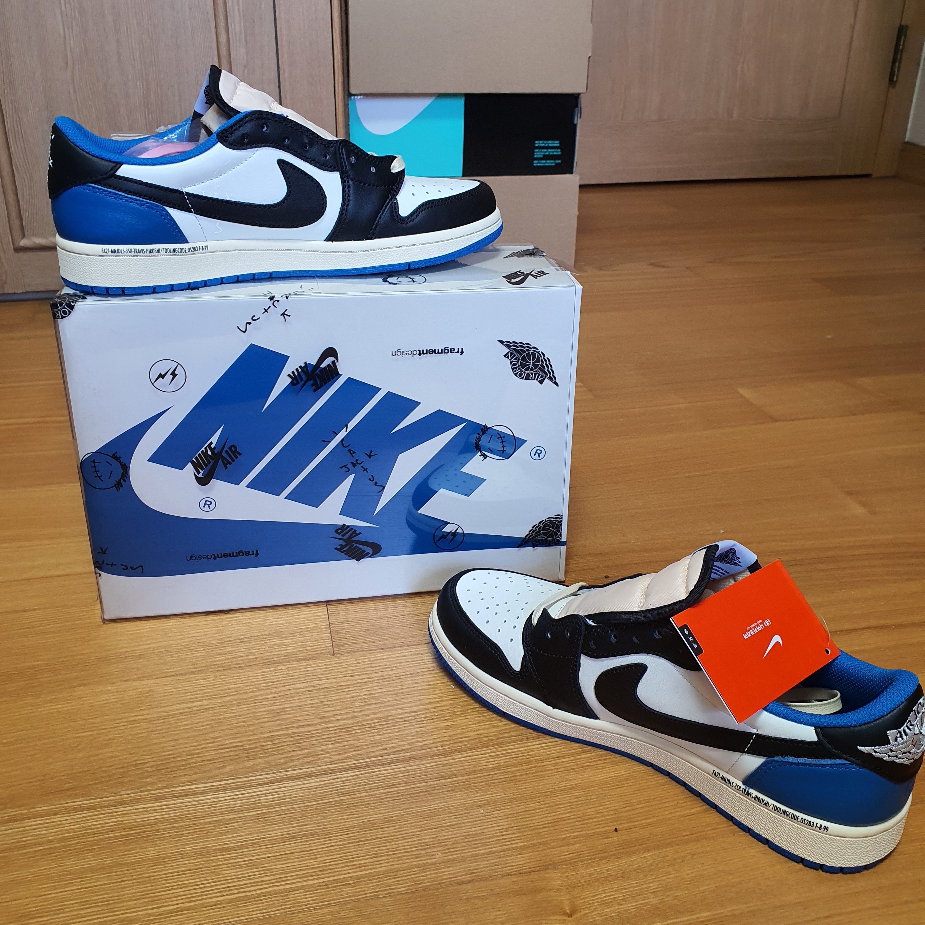 Jordan 1 x Travis Scott x Fragment Retro Low OG SP Military Blue 착용 스타일 - 5