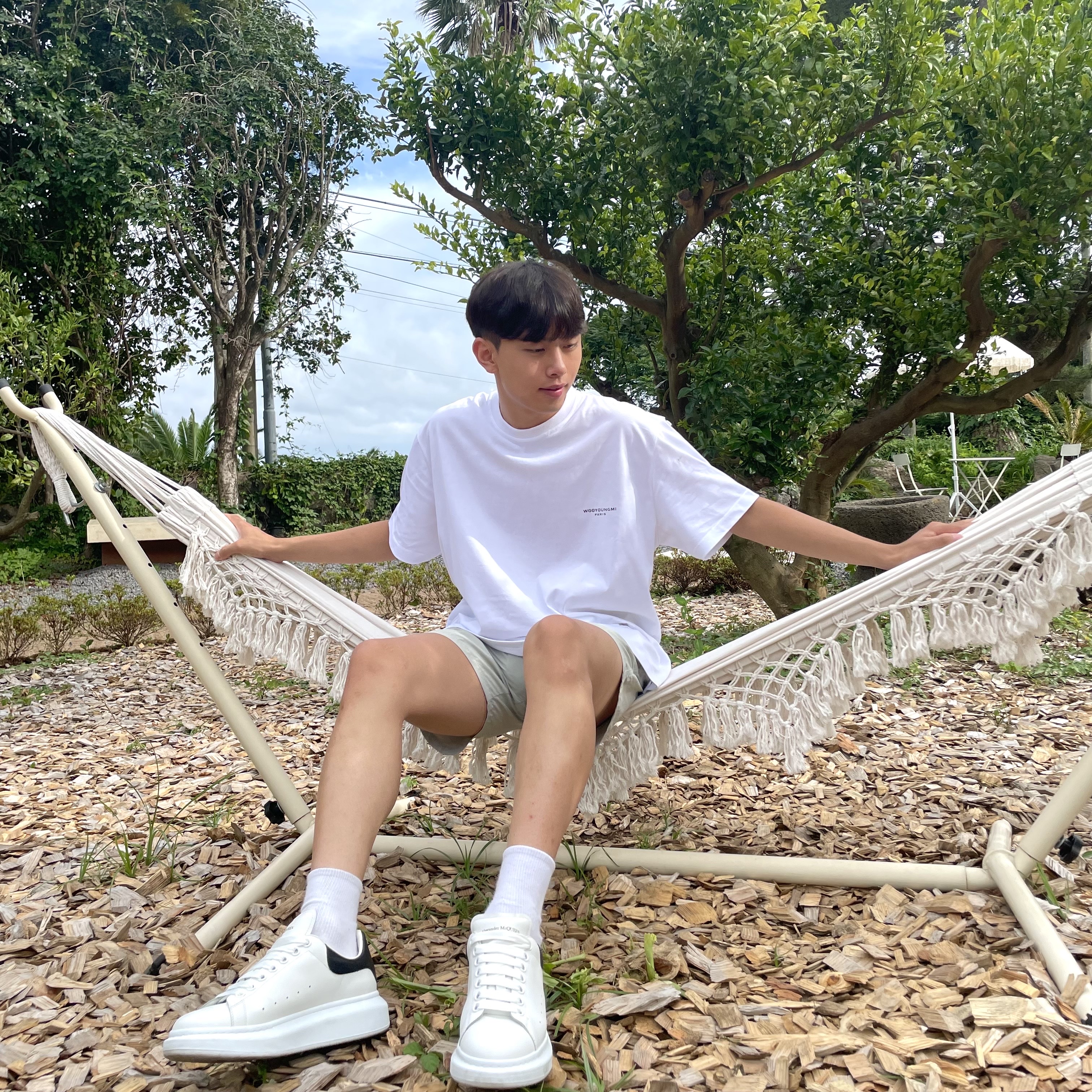 Alexander McQueen Oversized Sneakers White Black 착용 스타일