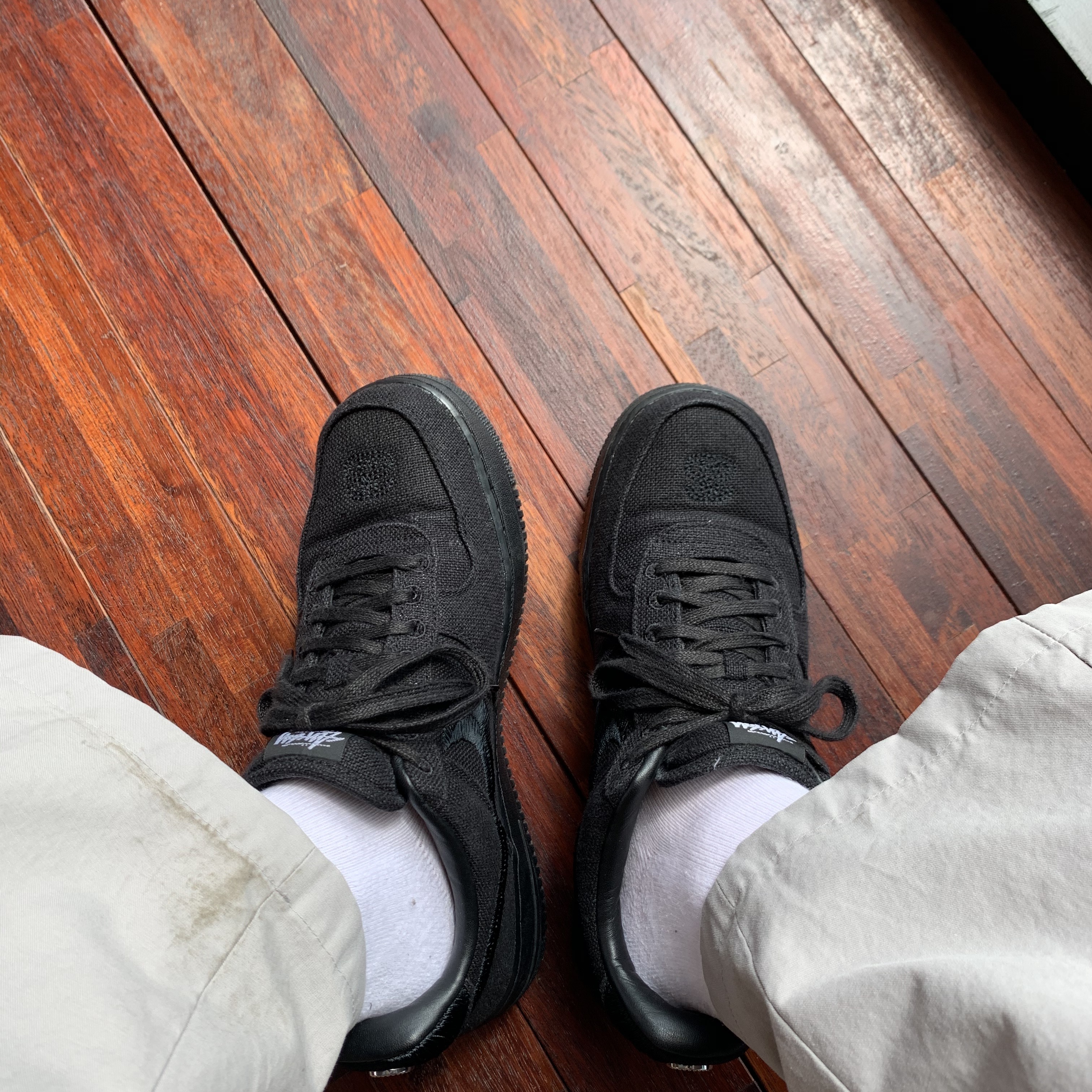 Nike x Stussy Air Force 1 Low Triple Black 착용 스타일 - 3