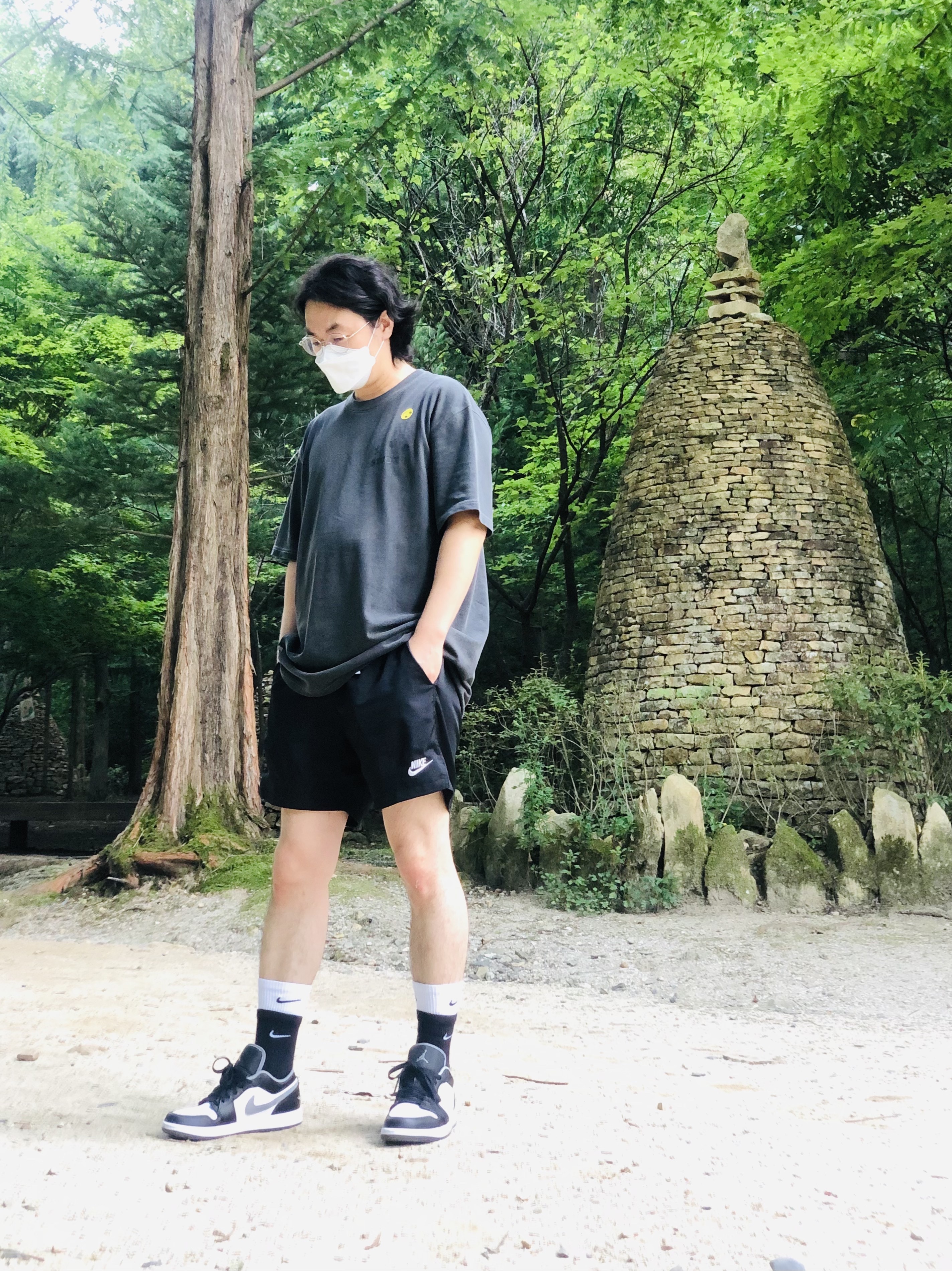 Jordan 1 Low Black Particle Grey, IAB Studio Pigment T-Shirt Black 착용 스타일