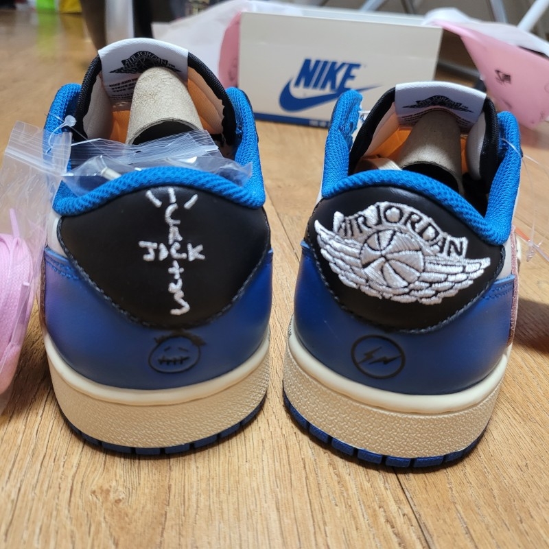 Jordan 1 x Travis Scott x Fragment Retro Low OG SP Military Blue 착용 스타일 - 5