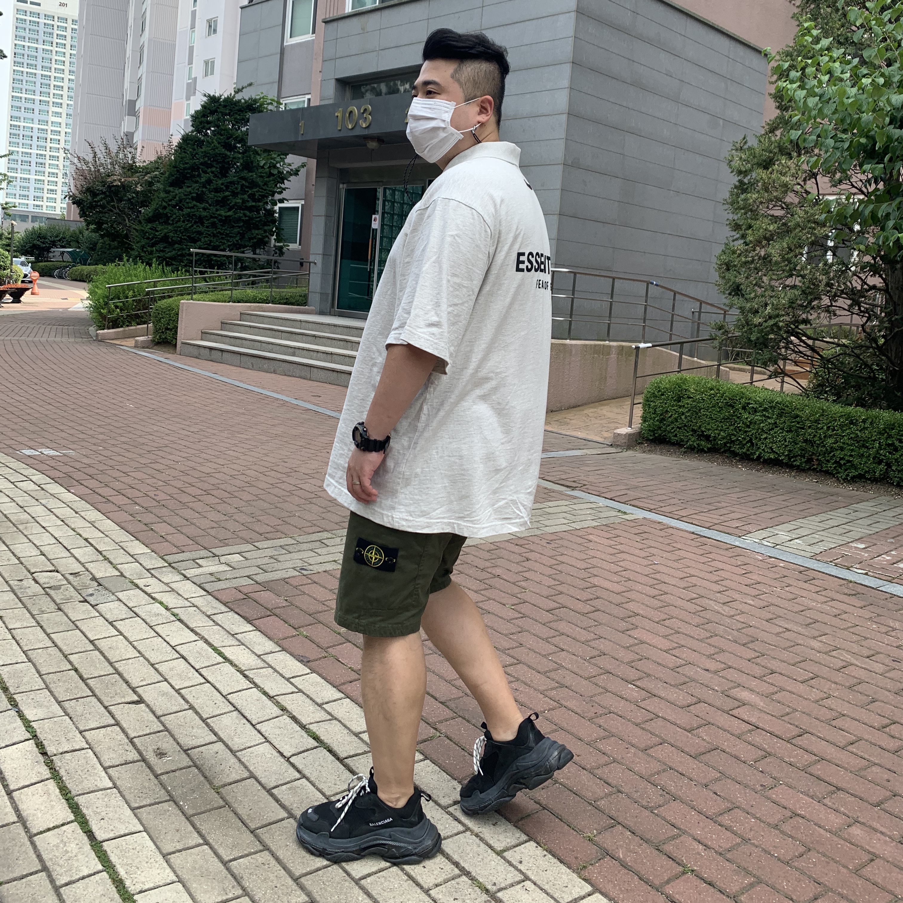 Essentials Short Sleeve Polo Oatmeal - 21SS, Stone Island L0504 Stretch Broken Twill Garment Dyed Shorts Olive Green - 21SS 착용 스타일 - 1
