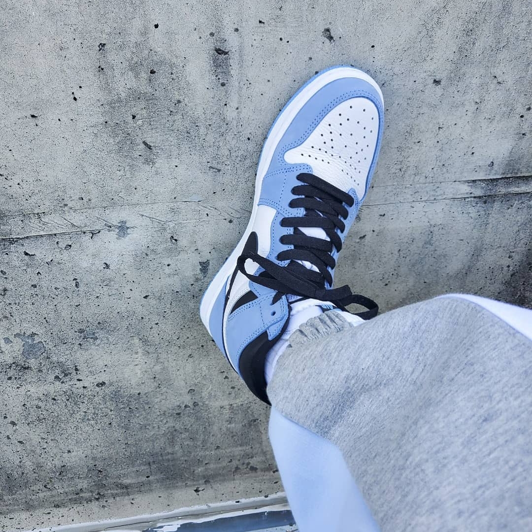 Jordan 1 Retro High OG University Blue 착용 스타일 - 2