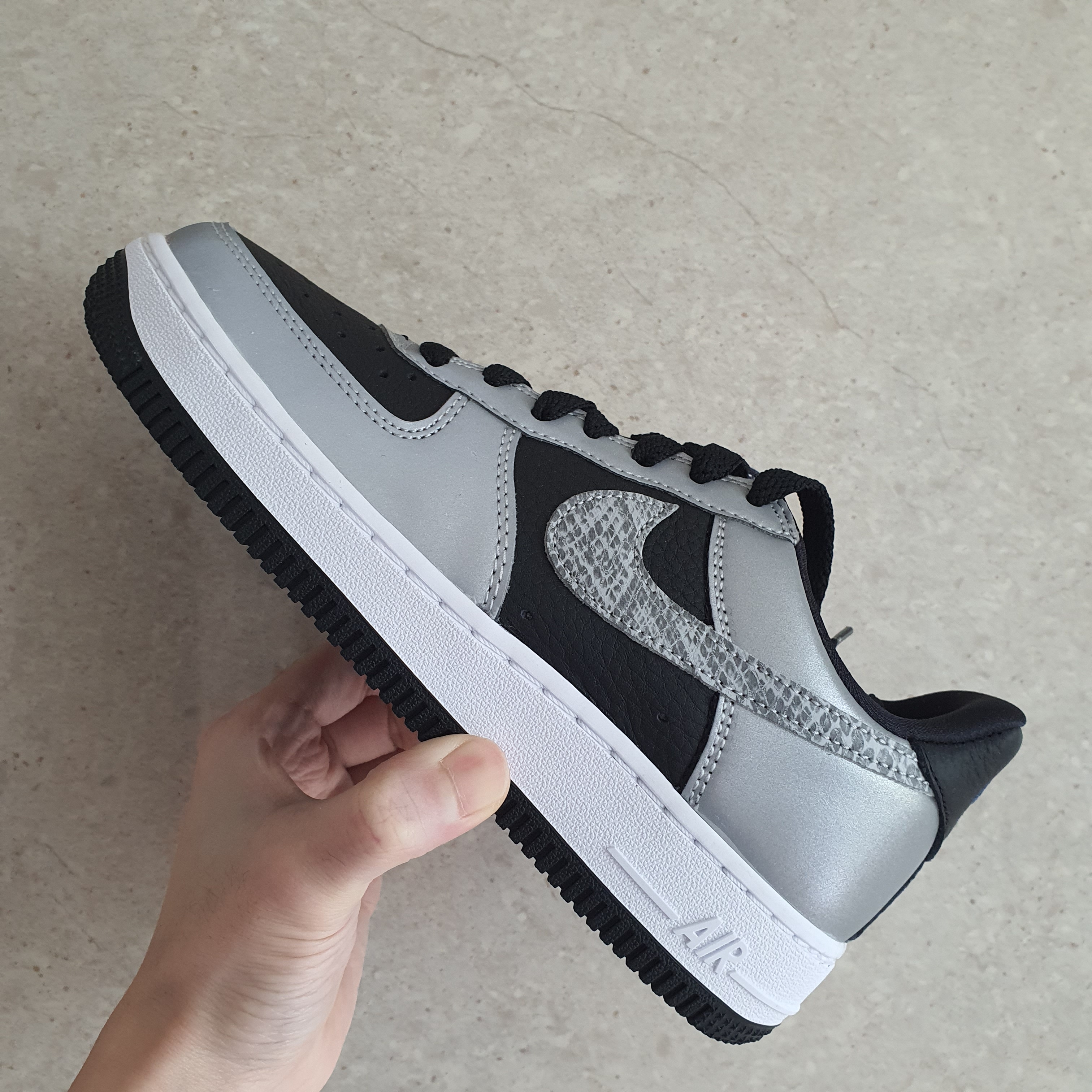 Nike Air Force 1 B Silver Snake 착용 스타일