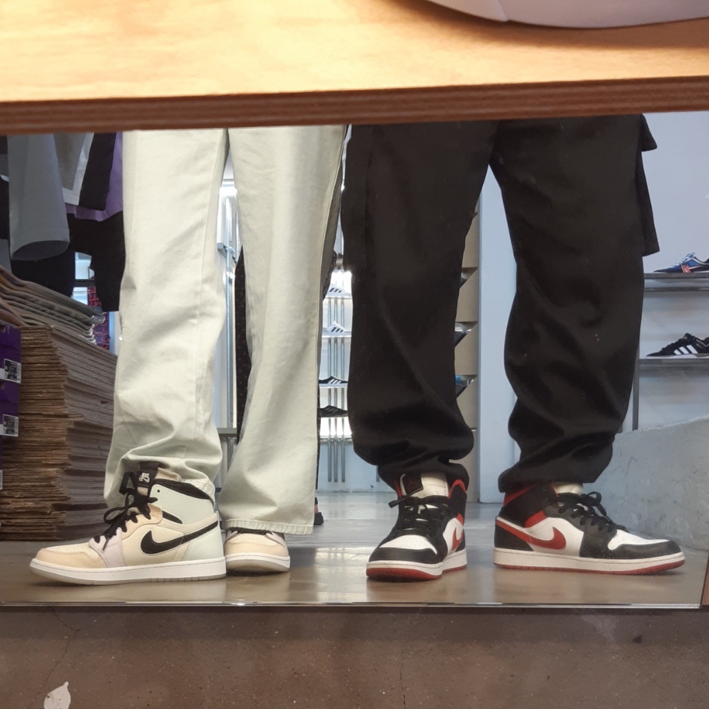 (W) Jordan 1 Zoom Air CMFT Pale Ivory, Jordan 1 Mid Gym Red Black White 착용 스타일