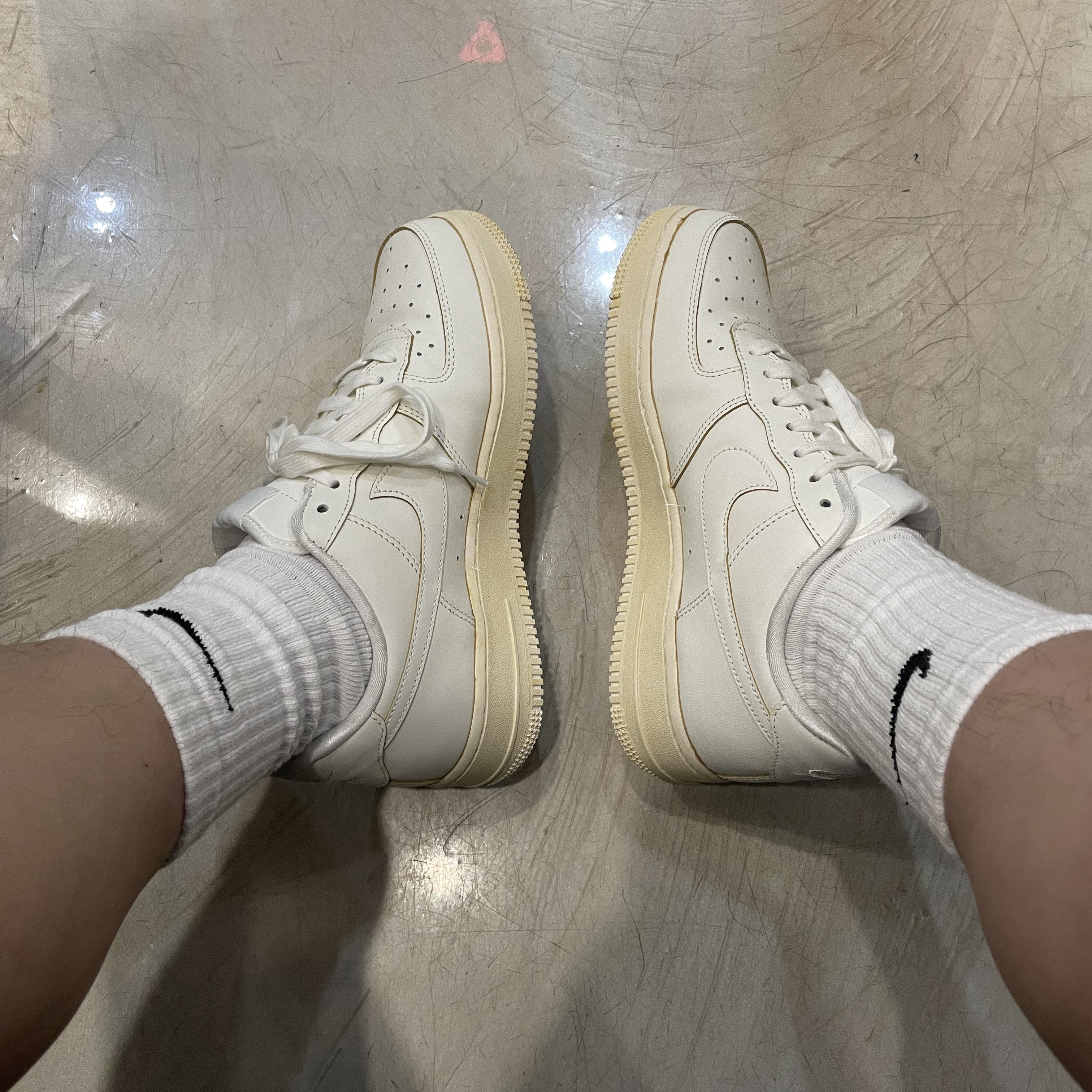 Nike Air Force 1 '07 LV8 Timeless Classic 착용 스타일