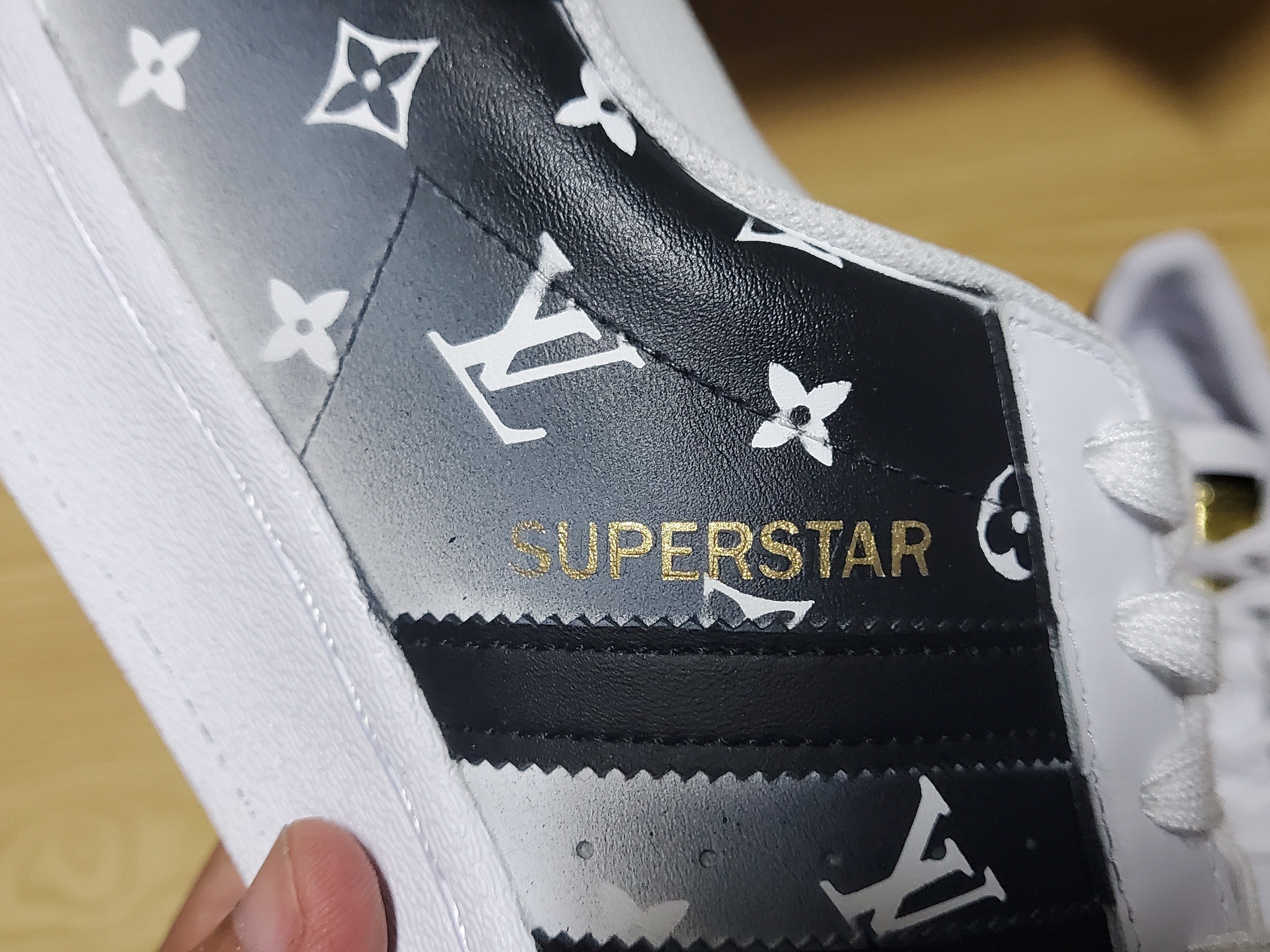 Adidas Superstar White Black 착용 스타일 - 3