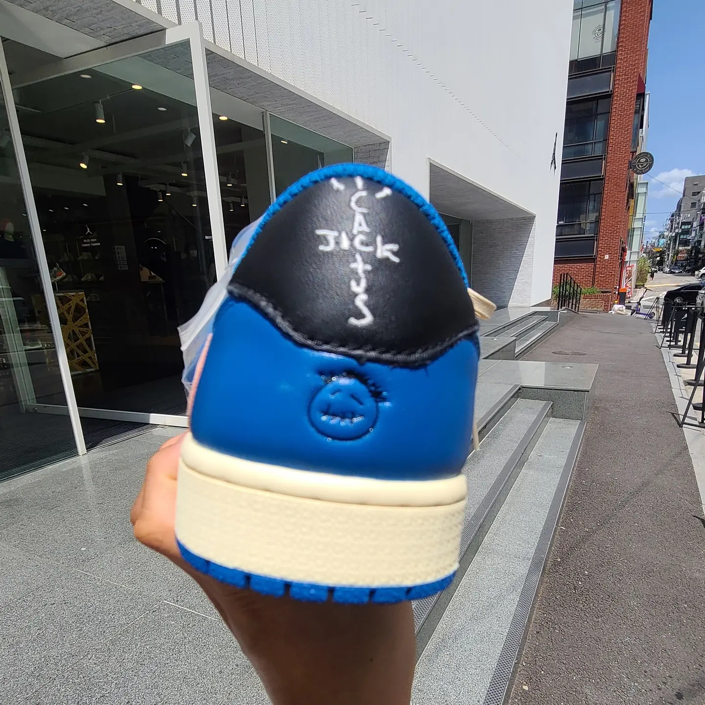 Jordan 1 x Travis Scott x Fragment Retro Low OG SP Military Blue 착용 스타일 - 3