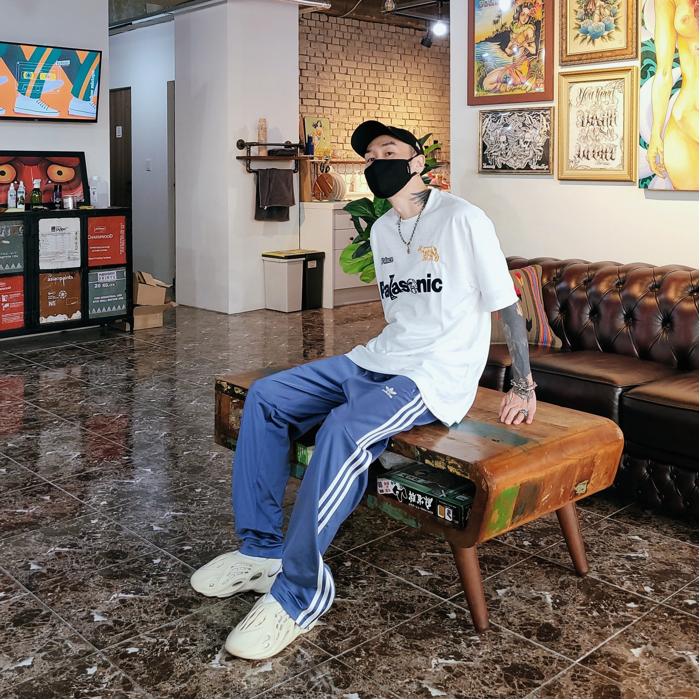Palace Palasonic T-Shirt White - 21SS, Adidas Yeezy Foam RNNR Sand 착용 스타일 - 2