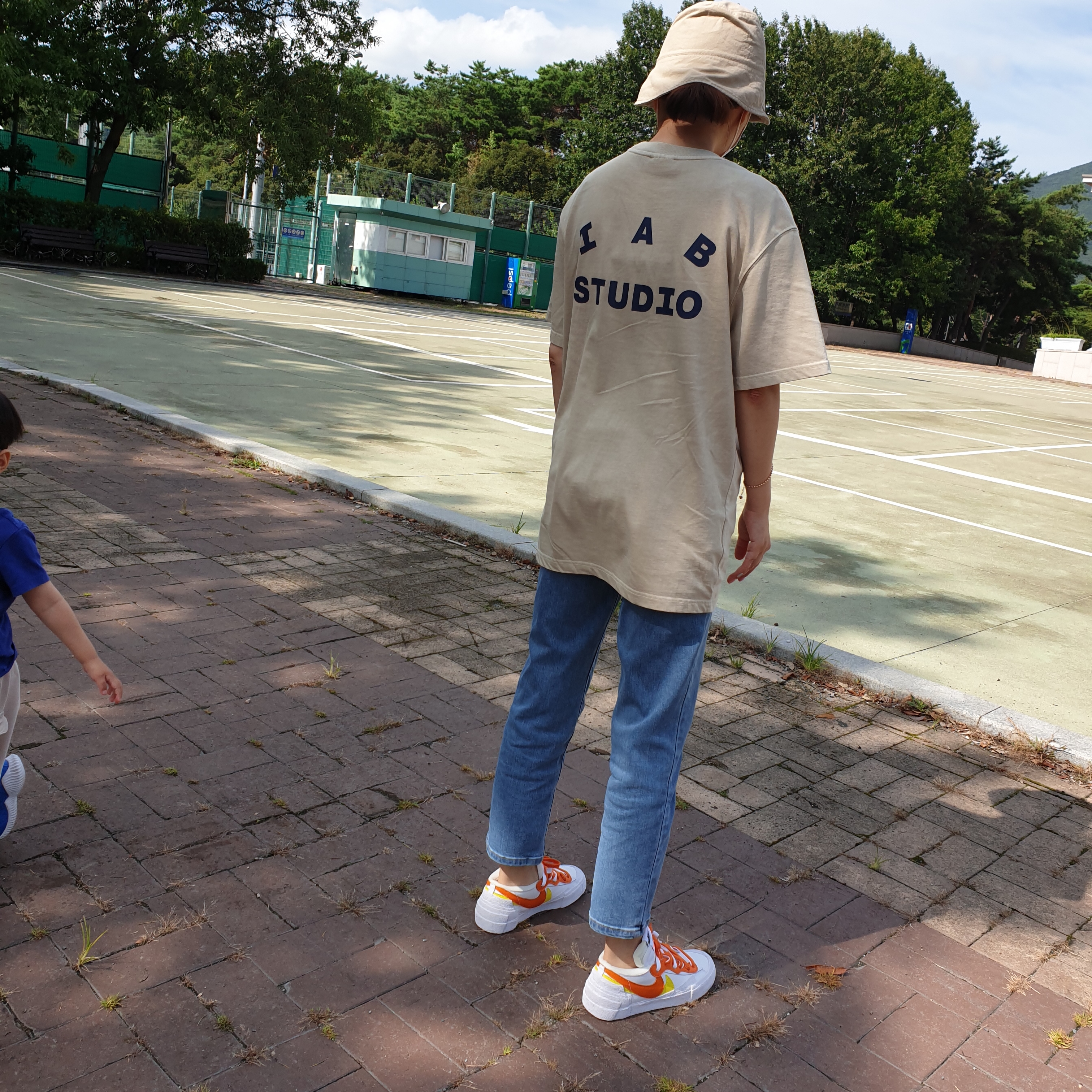 Nike x Sacai Blazer Low Magma Orange, IAB Studio Pigment T-Shirt Oatmeal 착용 스타일 - 2