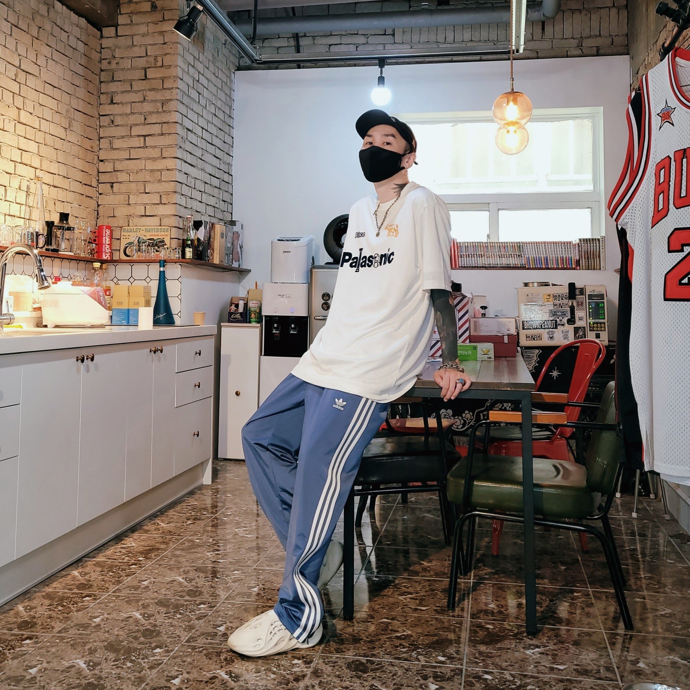 Palace Palasonic T-Shirt White - 21SS, Adidas Yeezy Foam RNNR Sand 착용 스타일 - 1