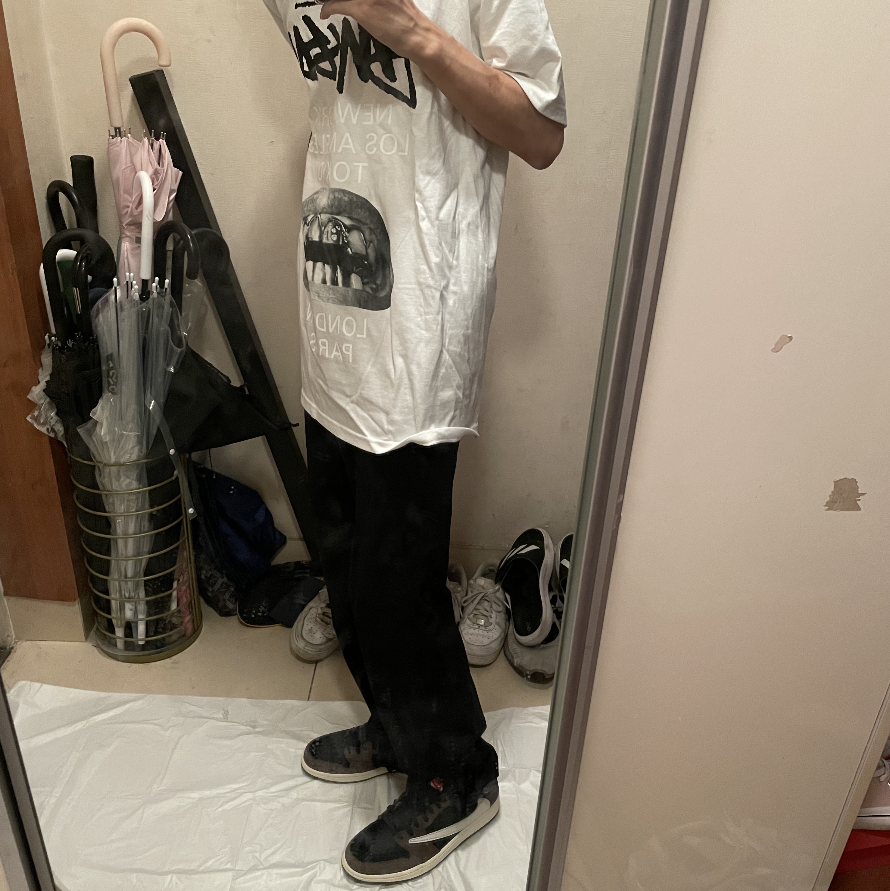 Jordan 1 x Travis Scott Retro Low OG SP Mocha, Stussy x Rick Owens 40 WT T-Shirt 착용 스타일