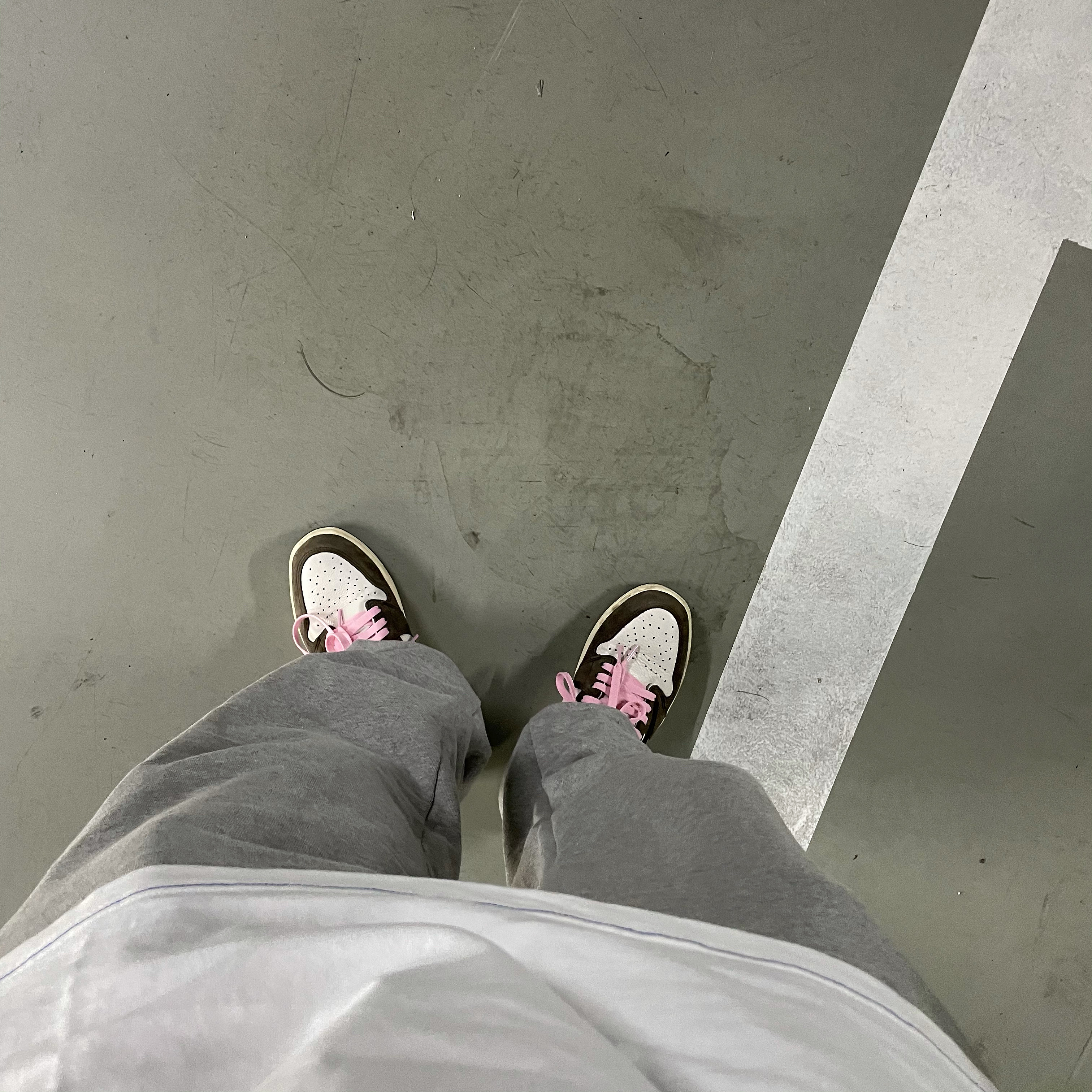 Jordan 1 x Travis Scott Retro High OG SP Mocha 착용 스타일 - 2