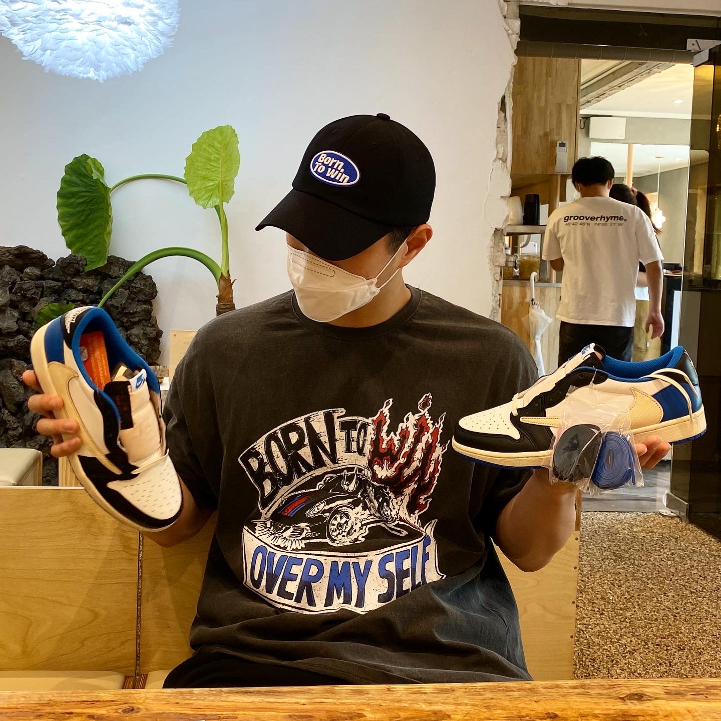 Jordan 1 x Travis Scott x Fragment Retro Low OG SP Military Blue 착용 스타일 - 1