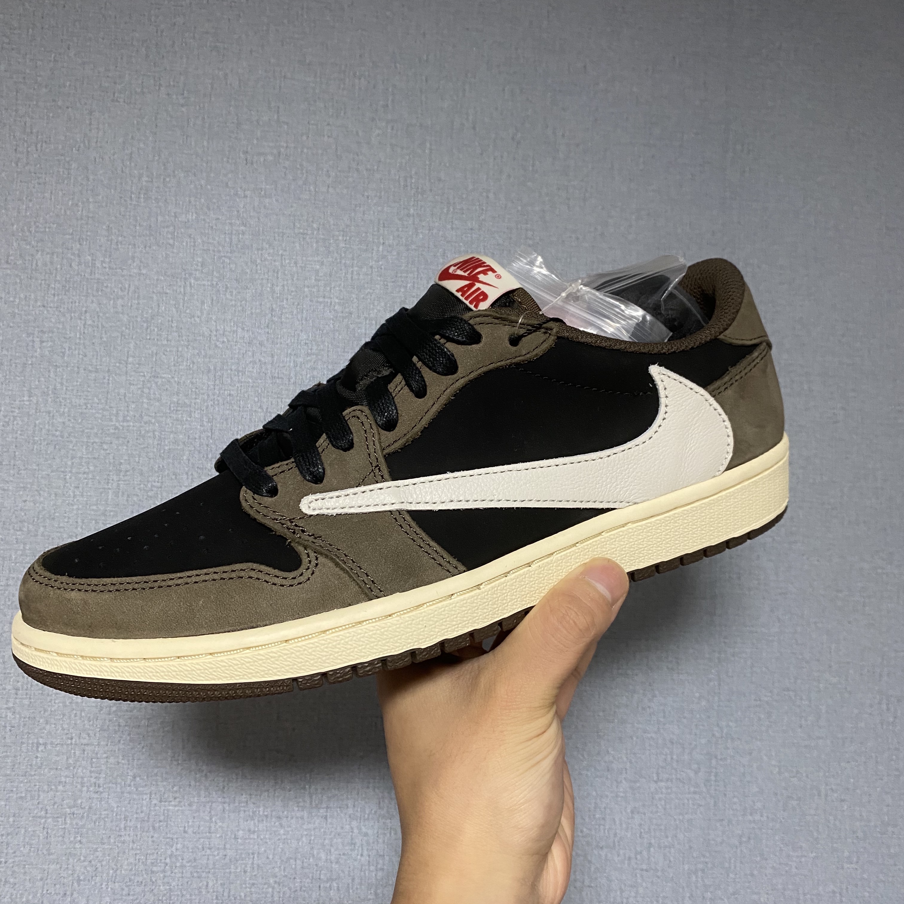 Jordan 1 x Travis Scott Retro Low OG SP Mocha 착용 스타일 - 1