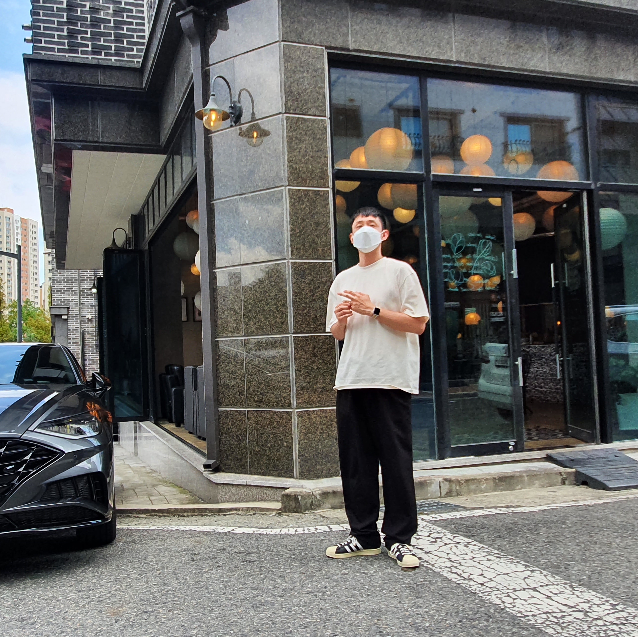 Adidas Superstar Premium Black White 착용 스타일