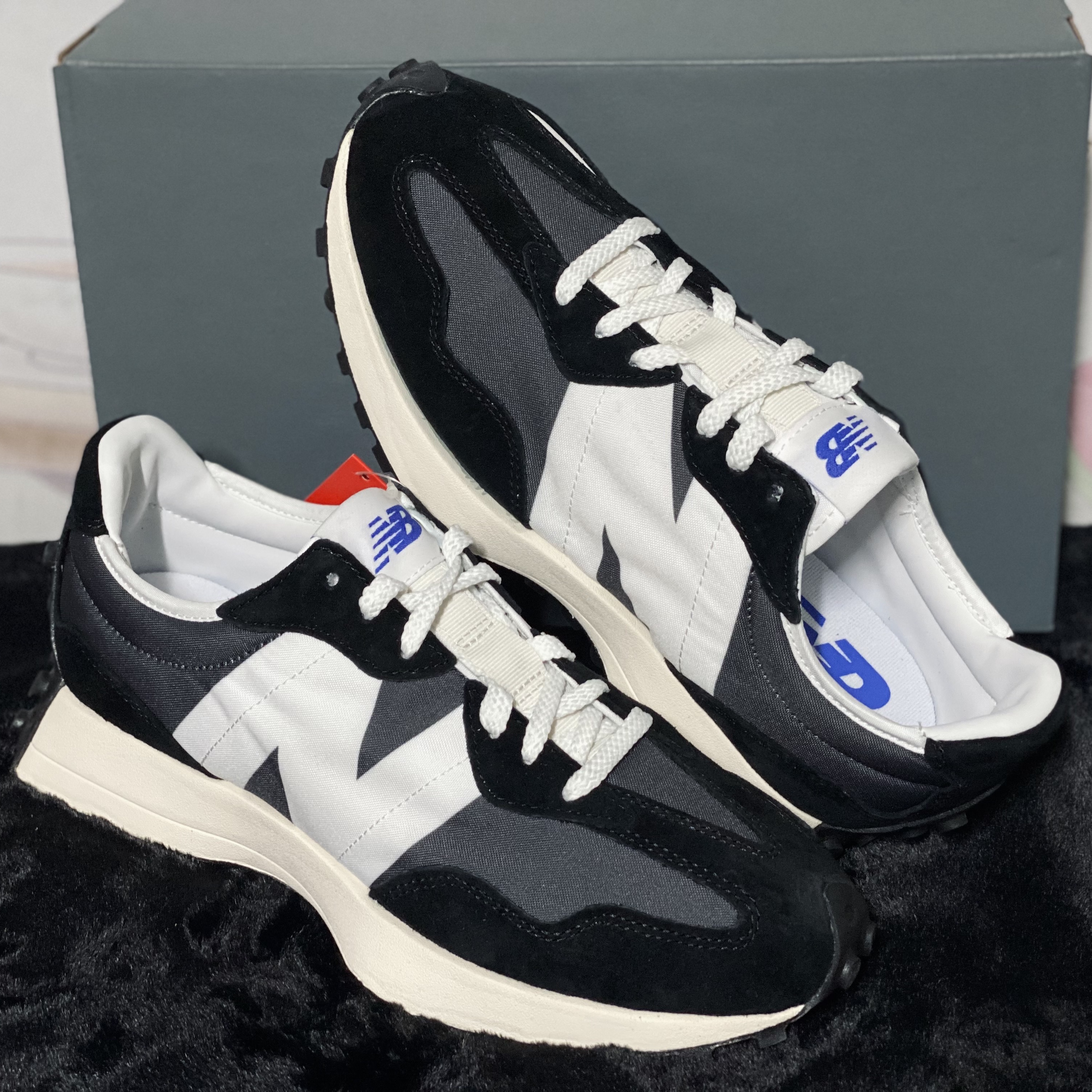 New Balance 327 Black White 착용 스타일