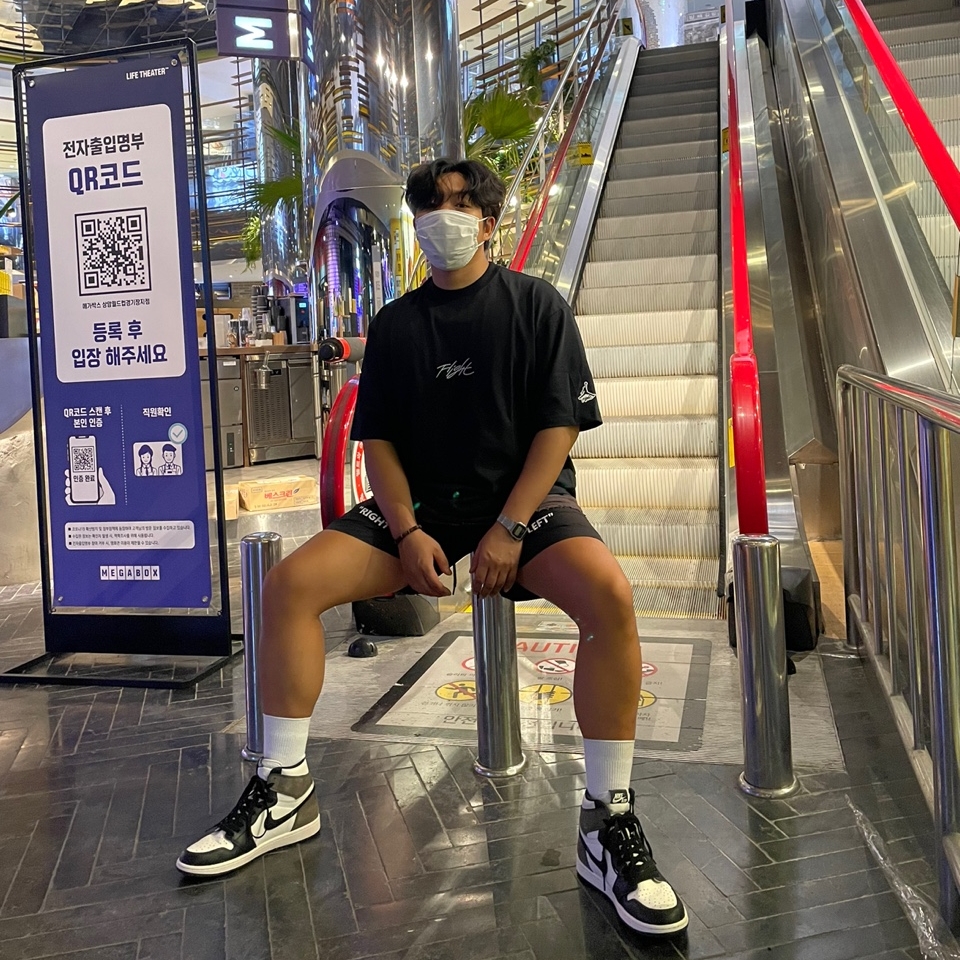 Jordan 1 Retro High OG Black Mocha 착용 스타일