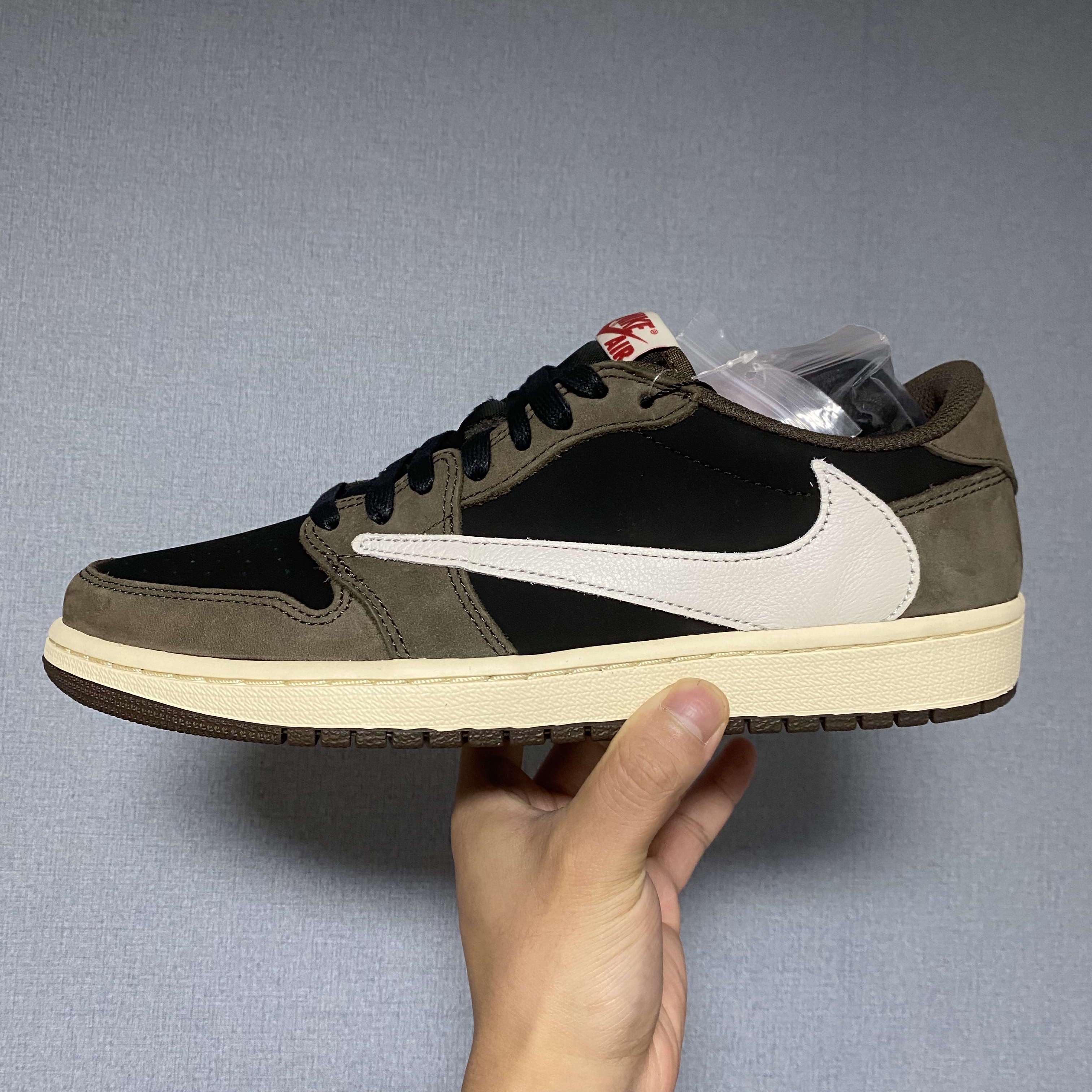 Jordan 1 x Travis Scott Retro Low OG SP Mocha 착용 스타일 - 2