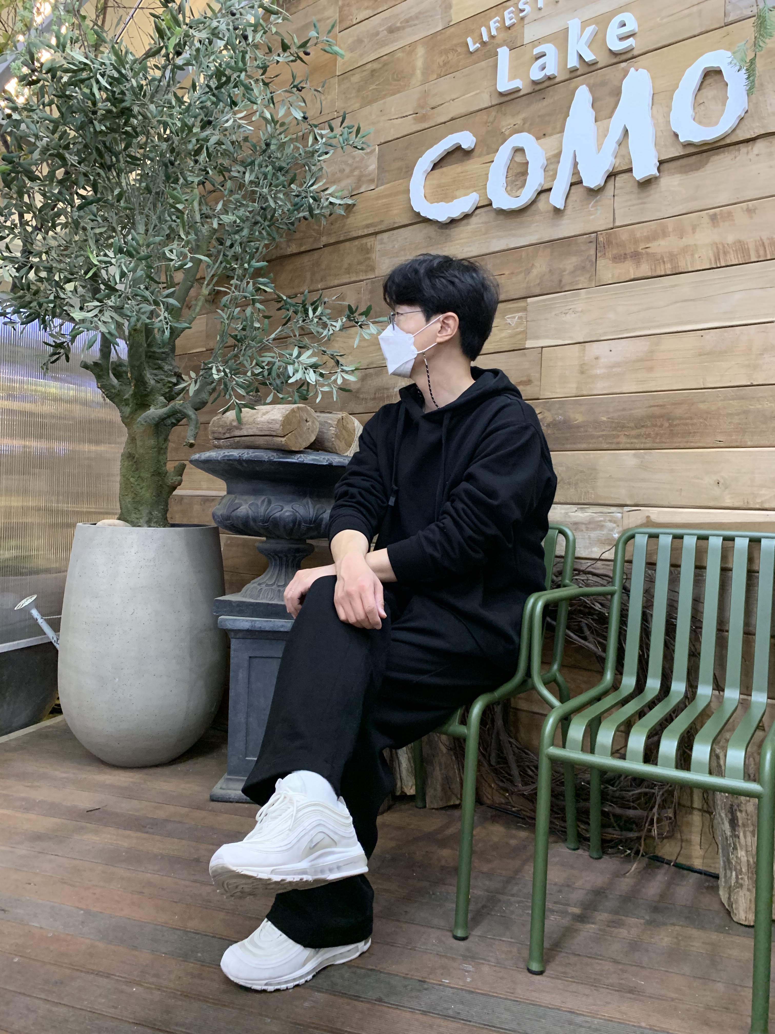 Nike Air Max 97 Triple White Wolf Grey 착용 스타일 - 2