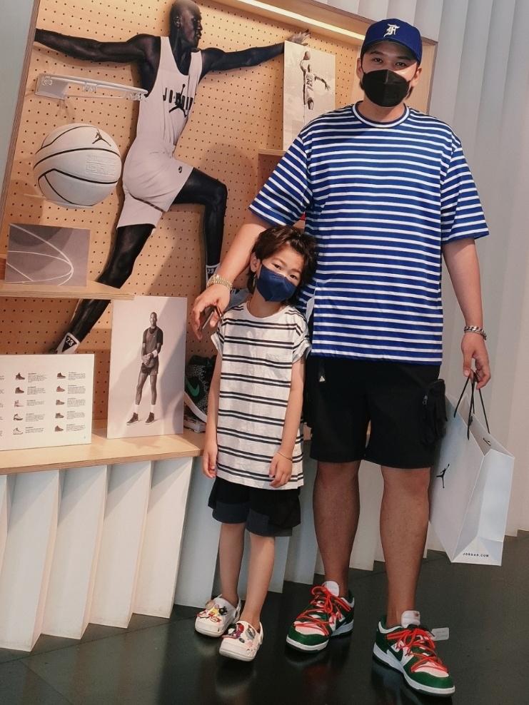 Nike x Off-White Dunk Low Pine Green, Jordan x Travis Scott x Fragment T-Shirt Sail (DJ0619-133) 착용 스타일 - 1