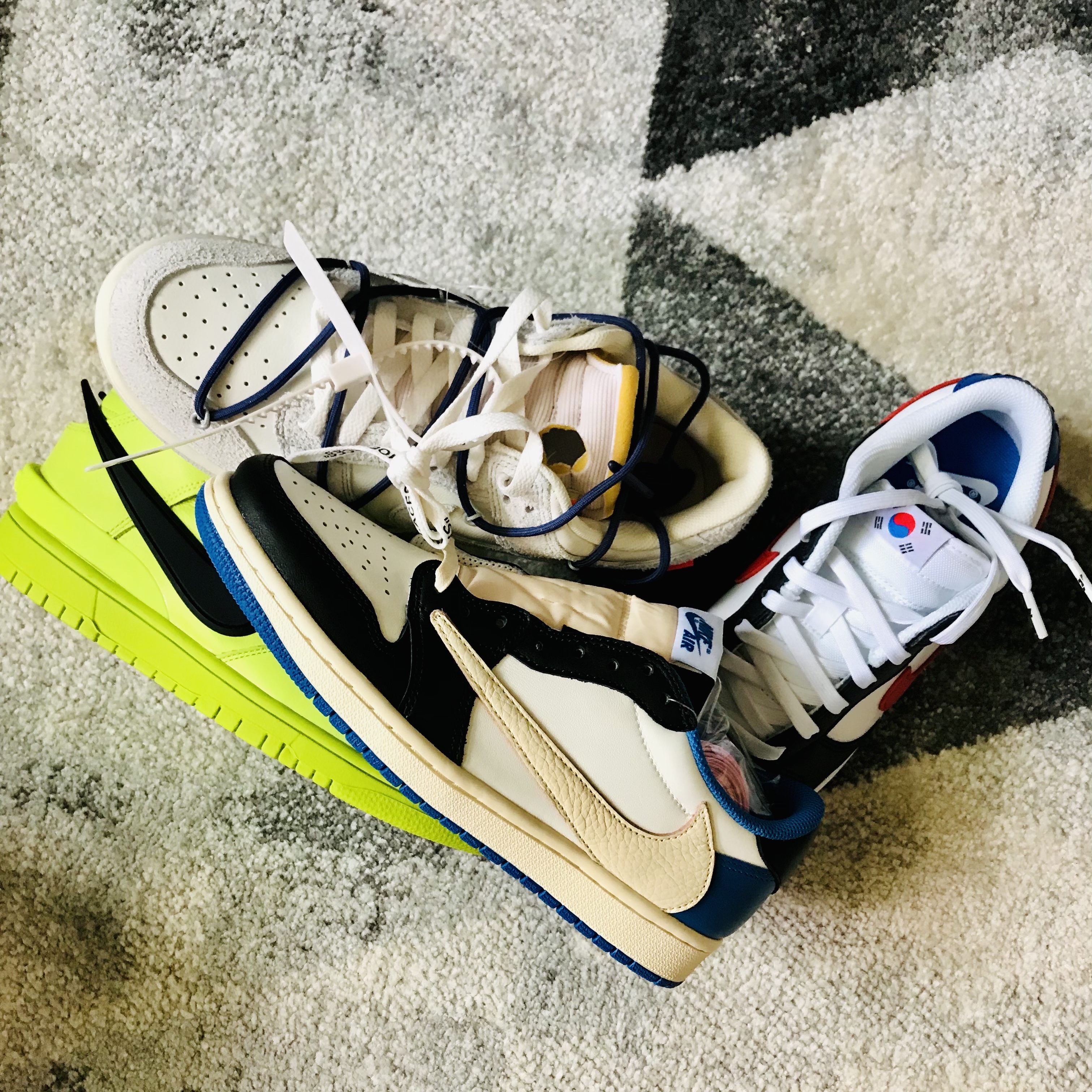 Jordan 1 x Travis Scott x Fragment Retro Low OG SP Military Blue, Nike x Off-White Dunk Low The 50 - Lot 18 착용 스타일