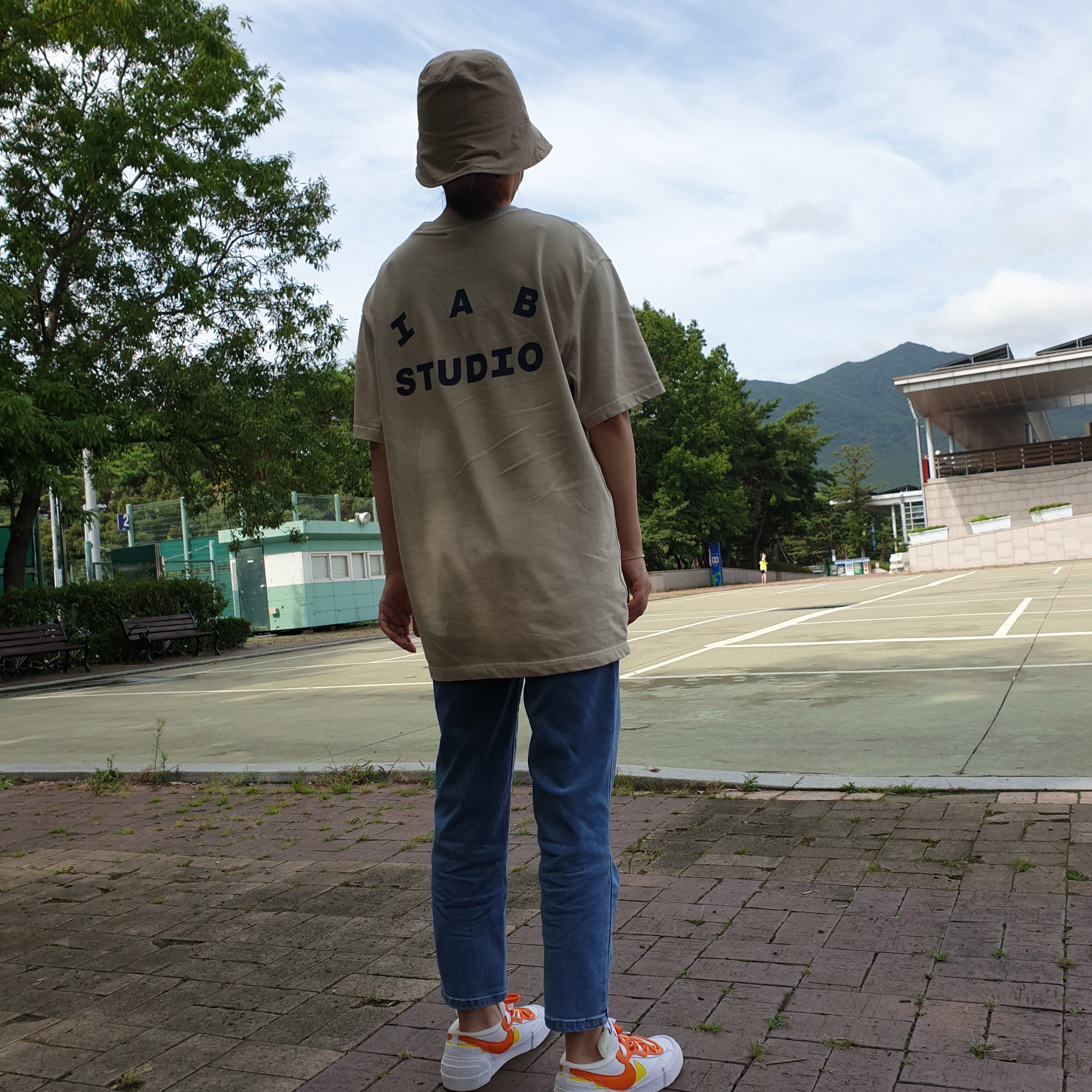Nike x Sacai Blazer Low Magma Orange, IAB Studio Pigment T-Shirt Oatmeal 착용 스타일 - 1
